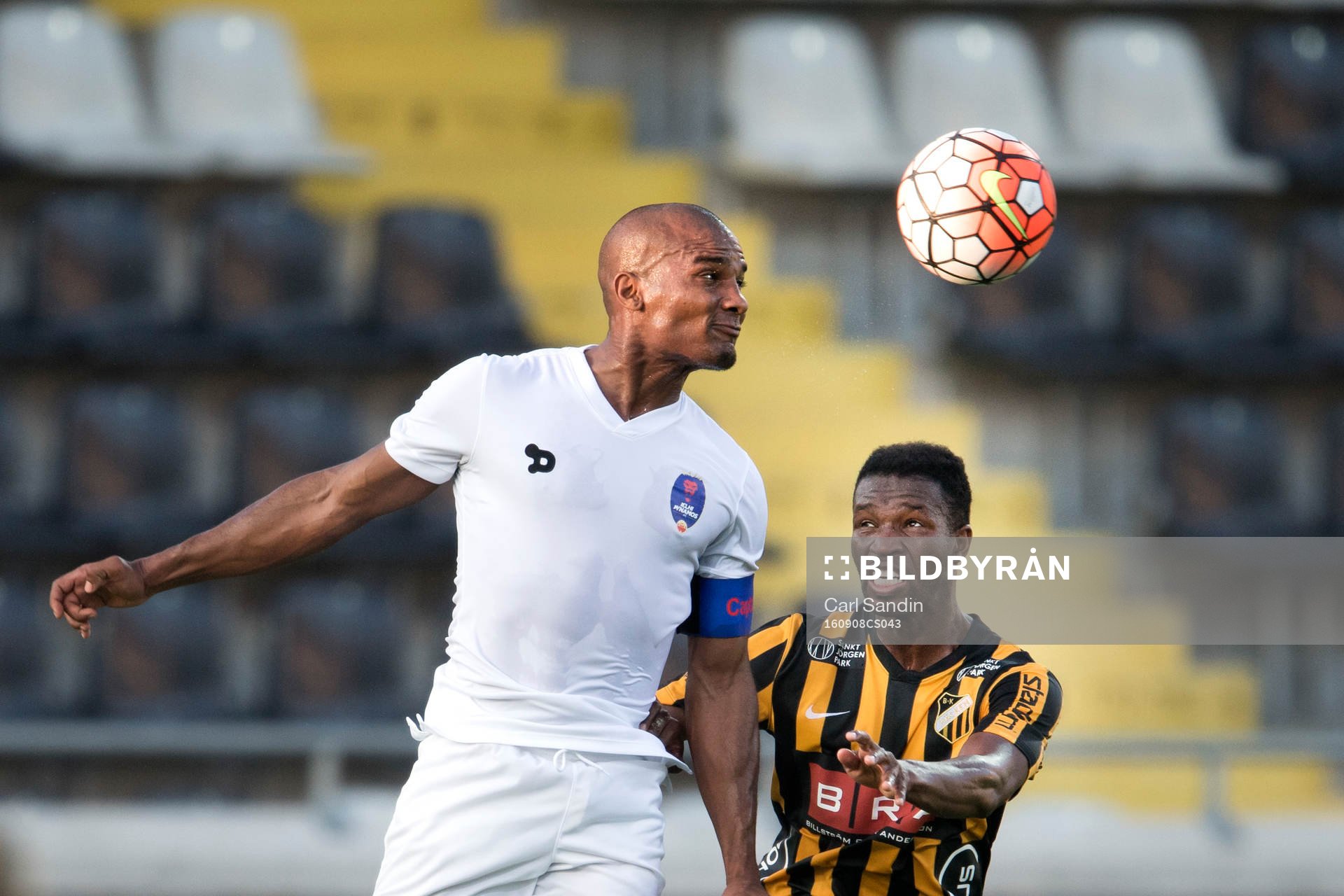 Delhi Dynamos Florent Malouda i nickduell med Häckens Mohammed Abubakari under en träningsmatch i fotboll mellan Häcken och Delhi Dynamos den 8 september 2016 i Göteborg.