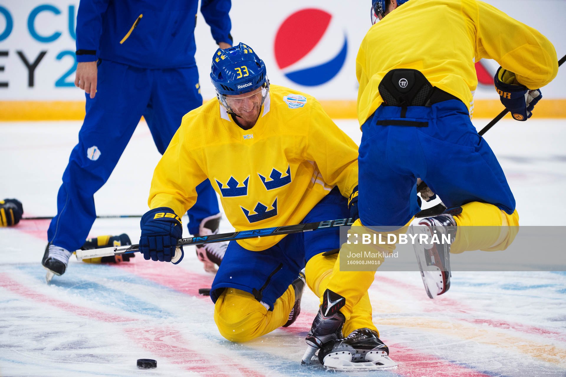 Henrik Sedin tekar mot Marcus Krüger