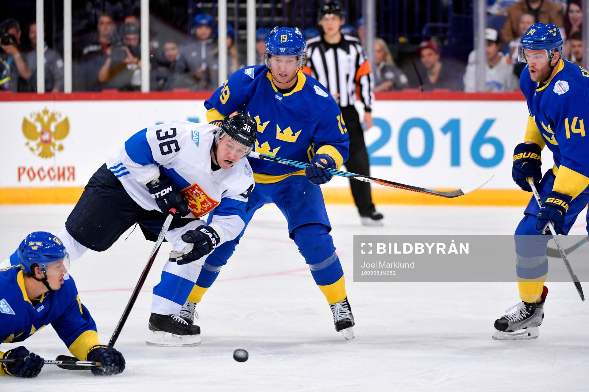 Sveriges Rickard Rakell och Nicklas Bäckström och