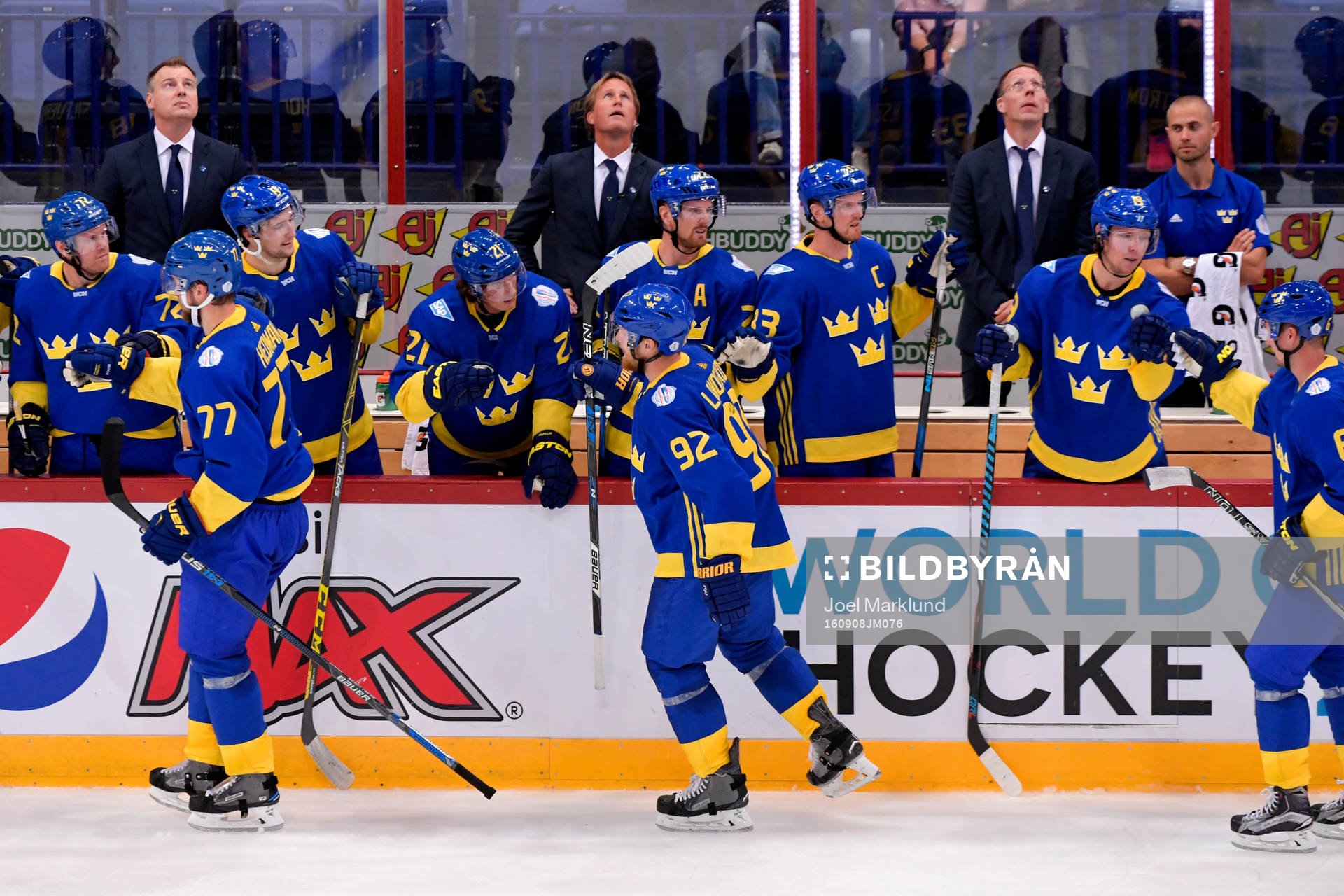 Sveriges Gabriel Landeskog jublar med lagkamraterna