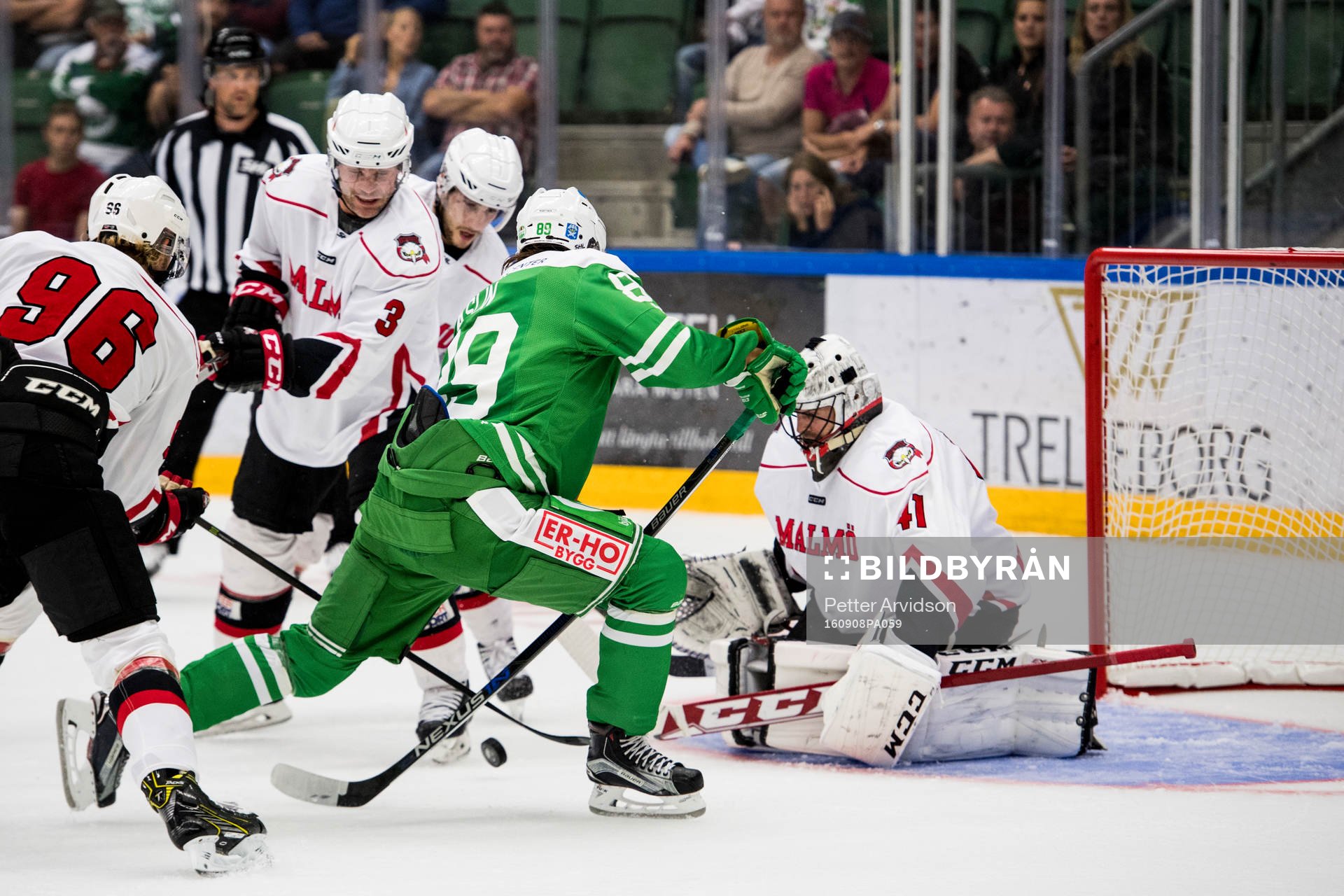 Rögles David Åslin oroar framför Malmö Redhawks