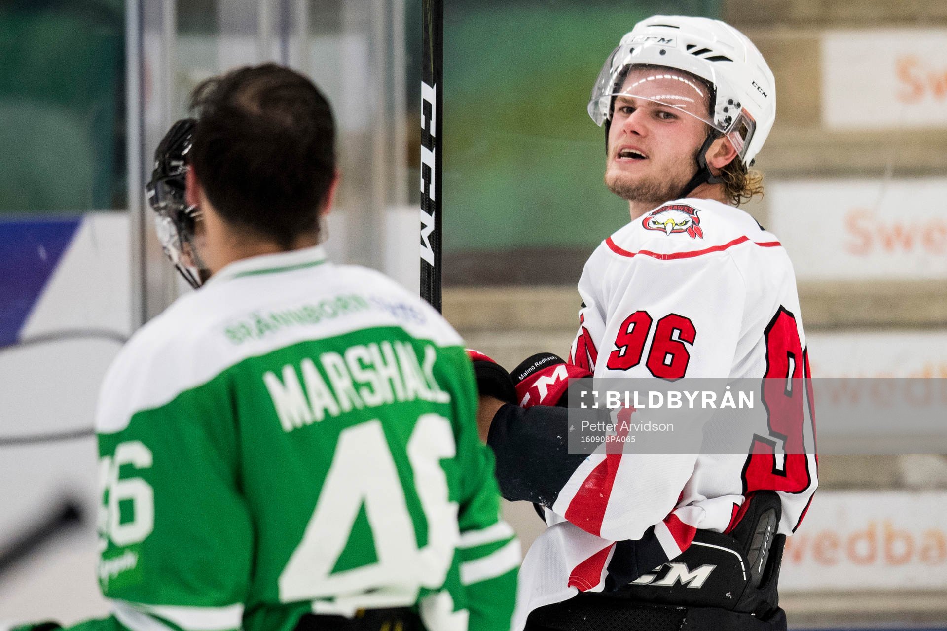 Malmö Redhawks Kim Rosdahl i samtal med Rögles Kevin