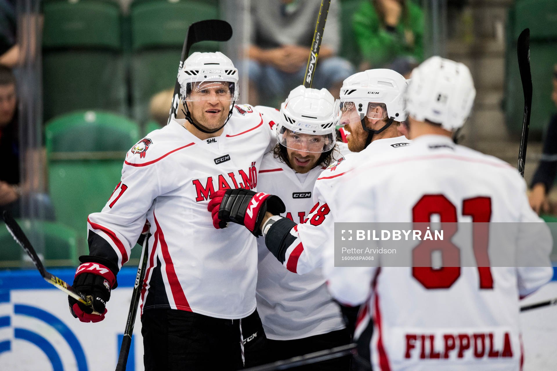 Malmö Redhawks Mathias Tjärnqvist och Jens Olsson jublar