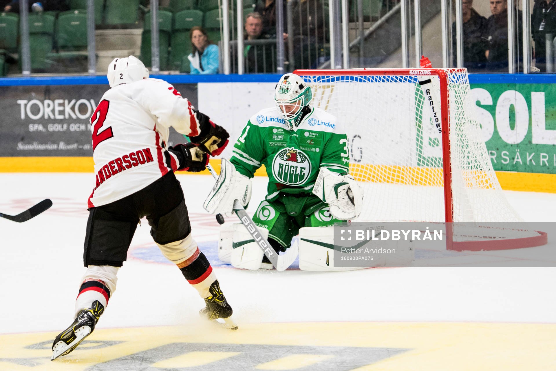 Malmö Redhawks Erik Andersson skjuter mot Rögles målvakt