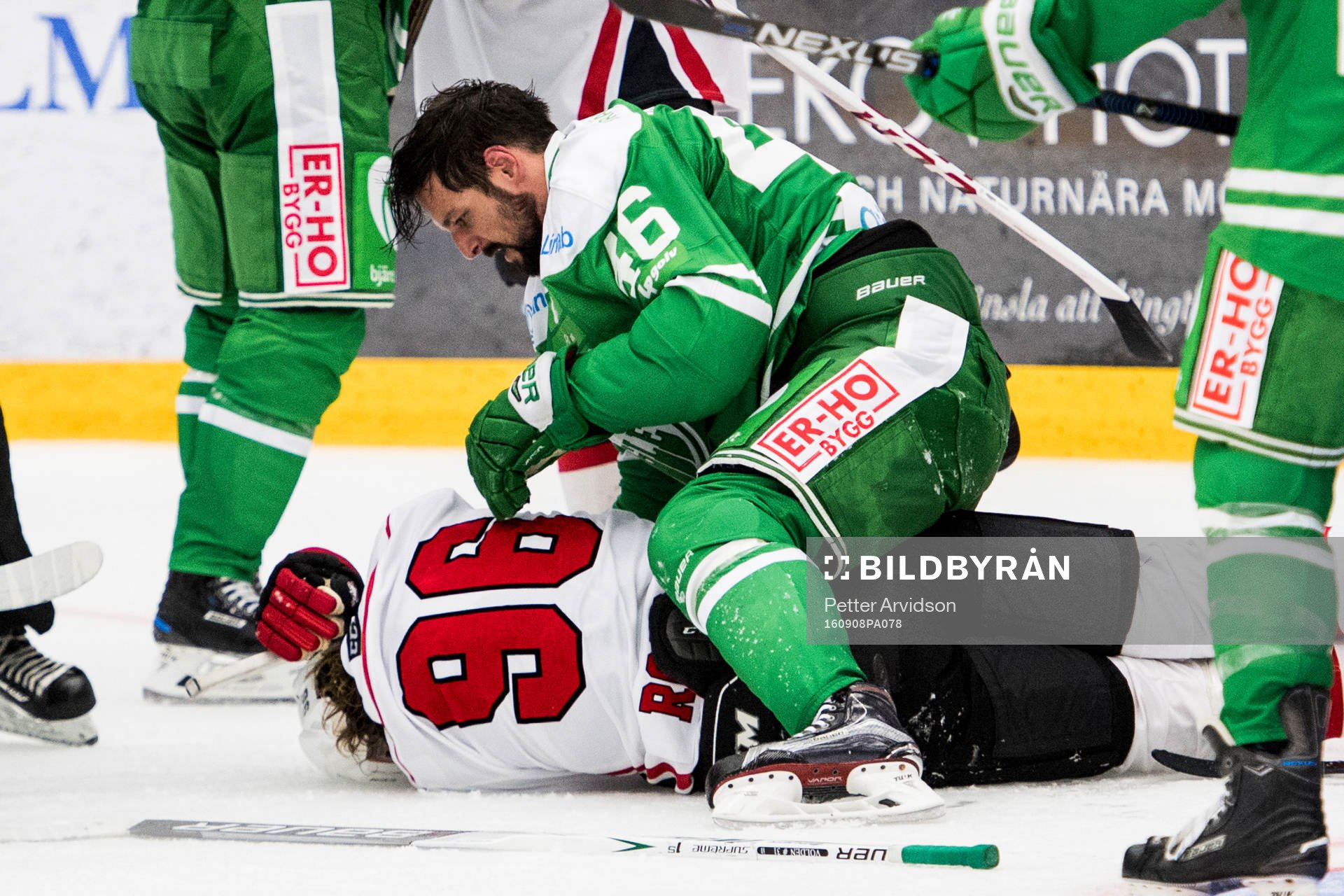 Rögles Kevin Marshall och Malmö Redhawks Kim Rosdahl i