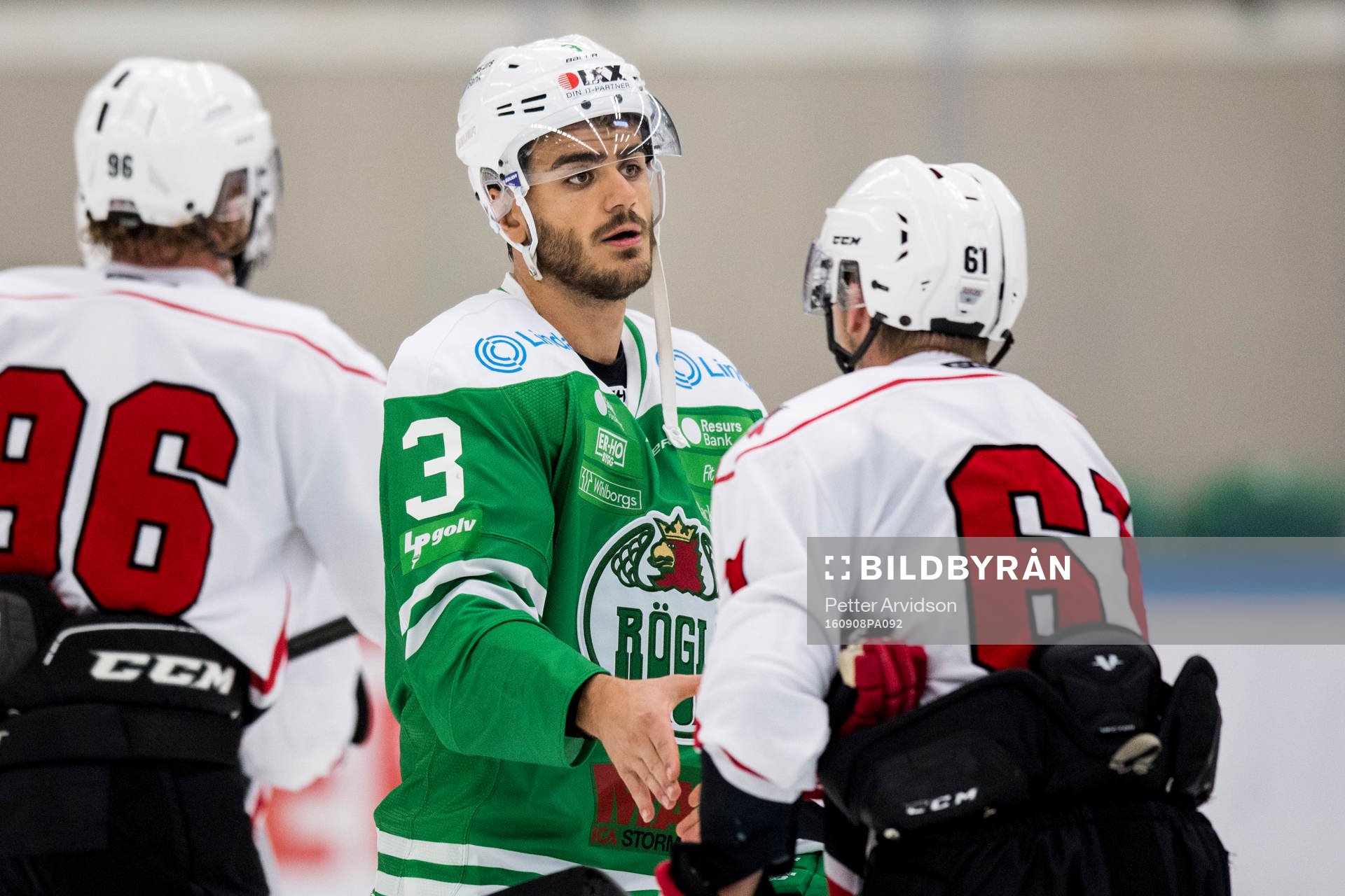 Rögles Almen Bibic tackar Malmö Redhawks Nicklas Jadeland