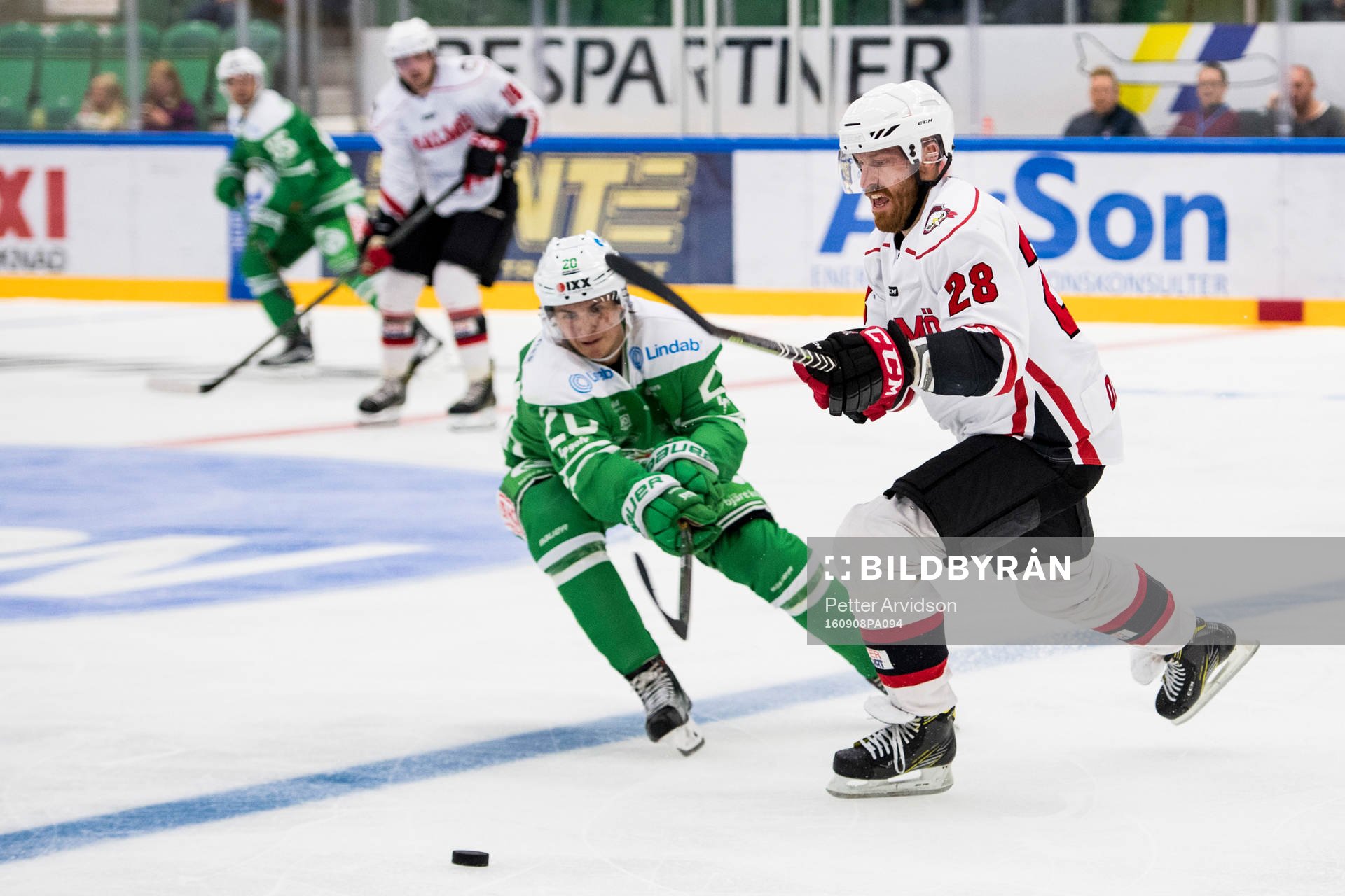 Malmö Redhawks Jens Olsson och Rögles Mathias From