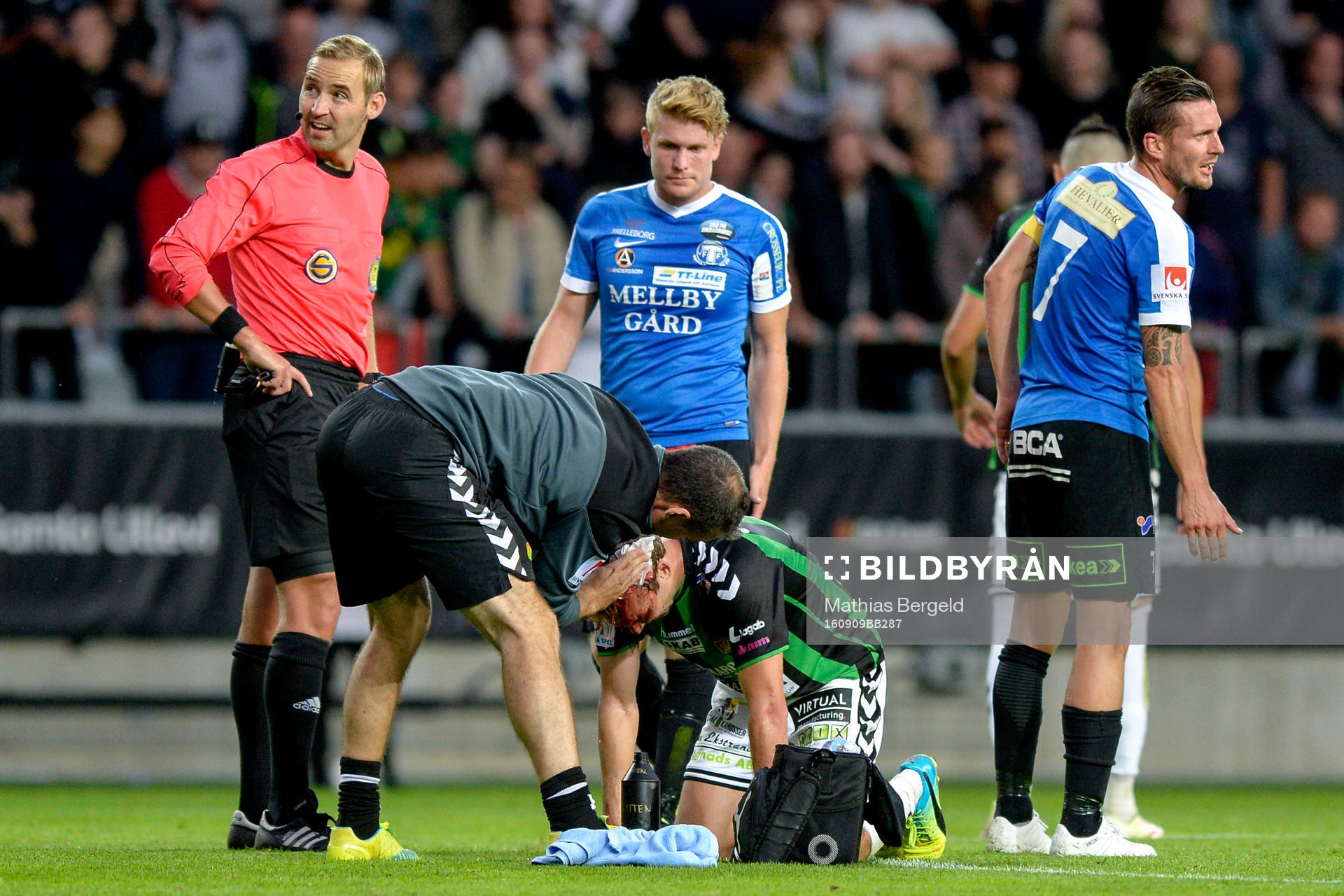 GAIS Craig Henderson blöder från huvudet och får hjälp