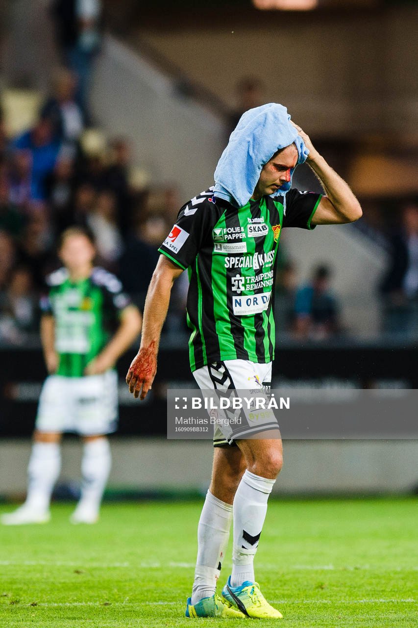 GAIS Craig Henderson blöder ur huvudet och håller en