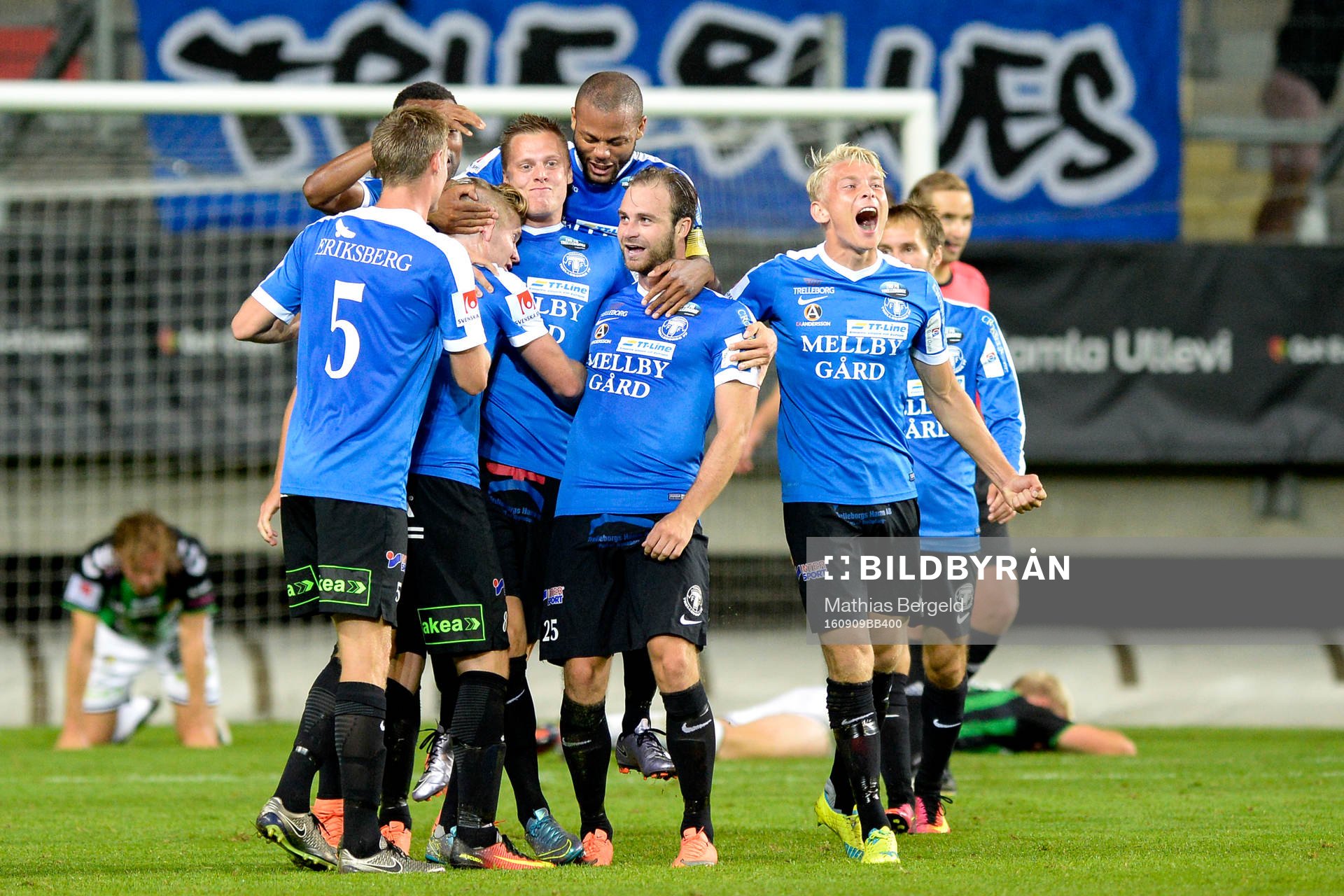 Trelleborgs Mattias Håkansson jublar med lagkamrater efter 3-3 under fotbollsmatchen i Superettan mellan Gais och Trelleborg den 9 september 2016 i Göteborg.