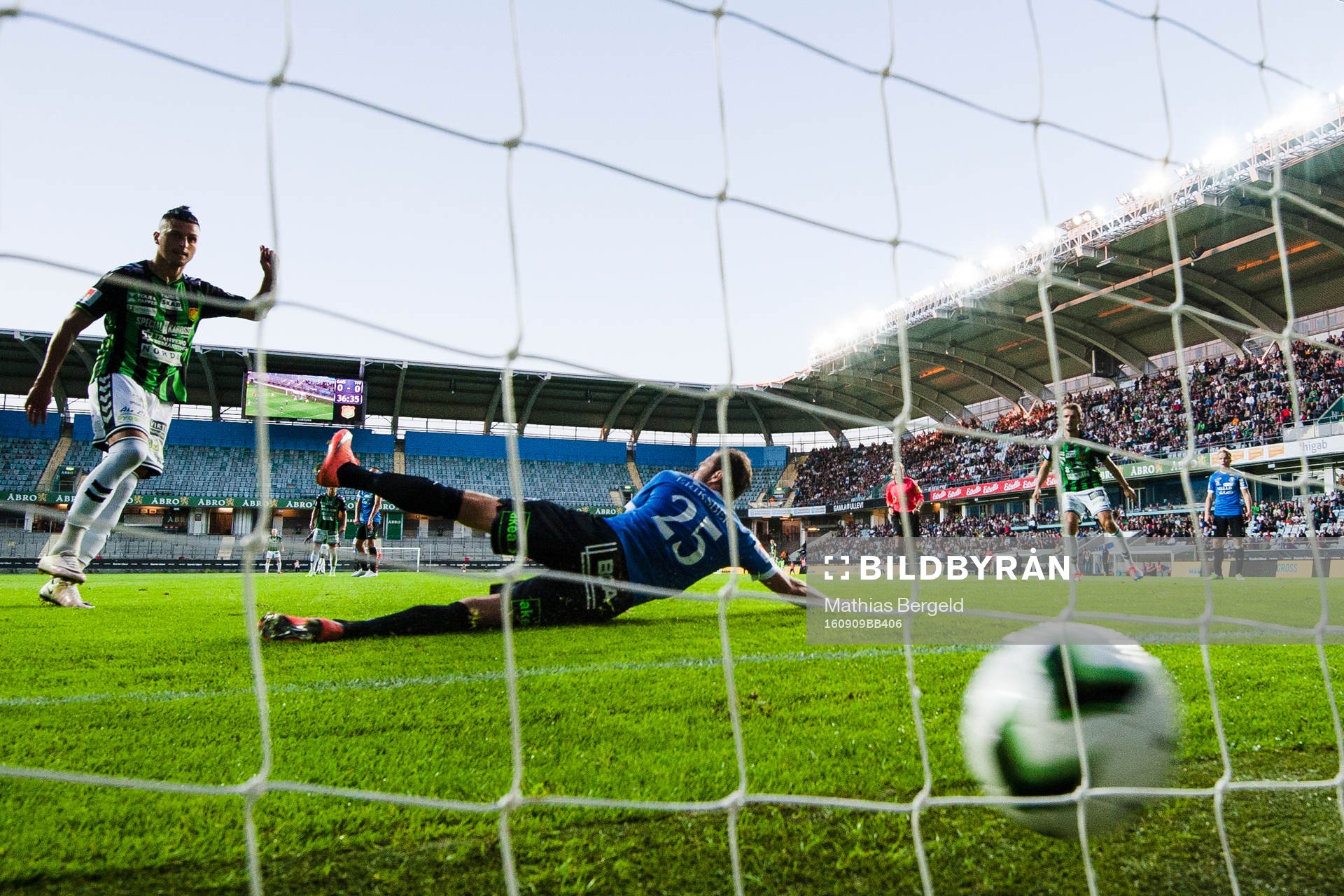 GAIS Luka Mijaljevic gör 1-0 bakom Trelleborgs försvarare