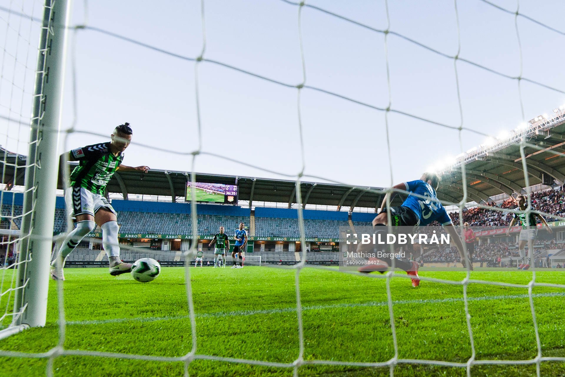 GAIS Luka Mijaljevic gör 1-0 bakom Trelleborgs försvarare