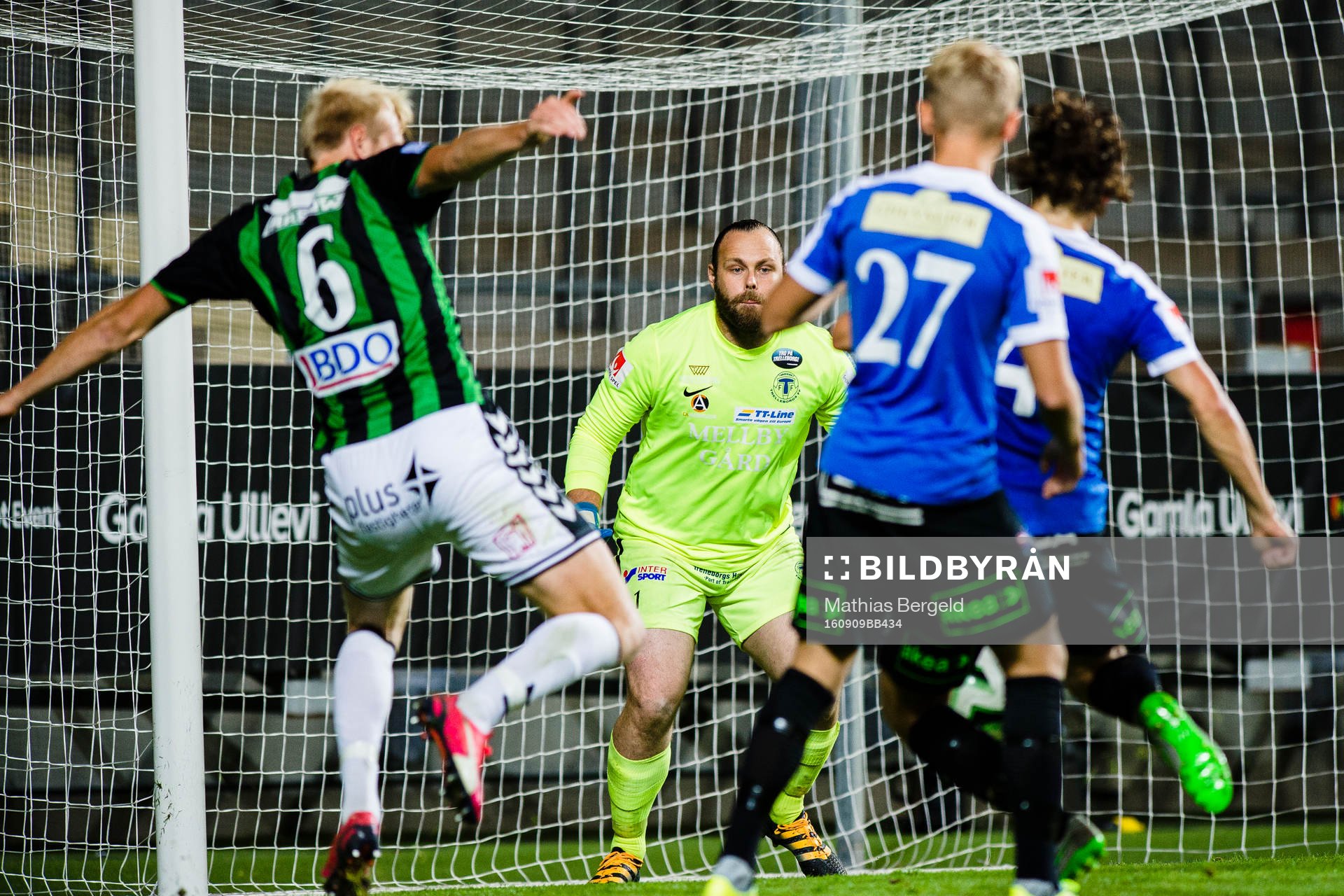GAIS Carl Nyström försöker göra mål mot försvarande