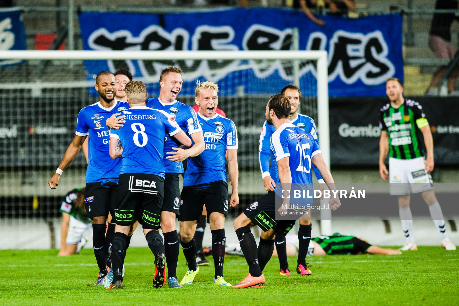 Trelleborgs Mattias Håkansson jublar med medspelare efter att han gjort 3-3 på tilläggstid under fotbollsmatchen i Superettan mellan Gais och Trelleborg den 9 september 2016 i Göteborg.