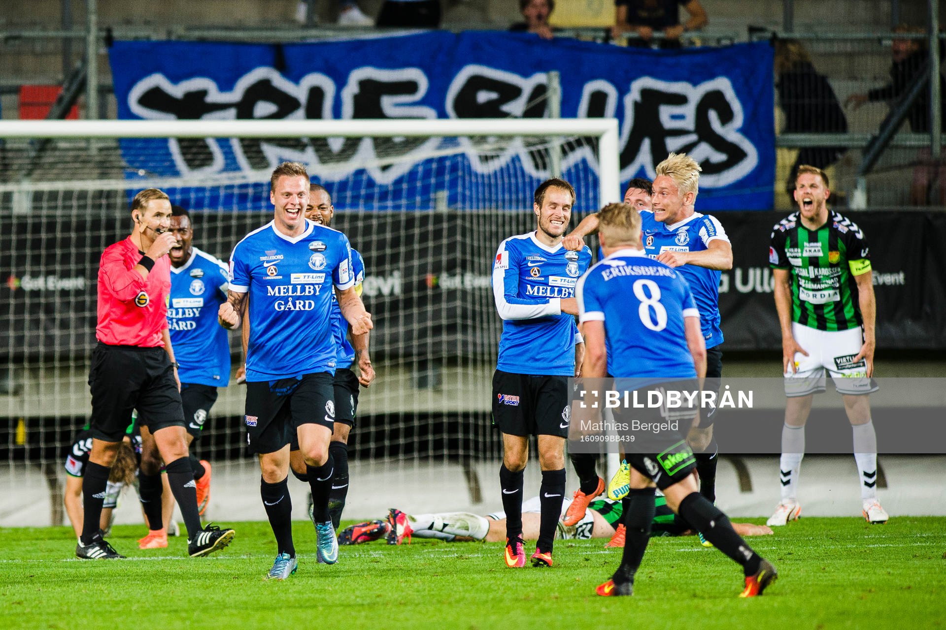 Trelleborgs Mattias Håkansson jublar med medspelare