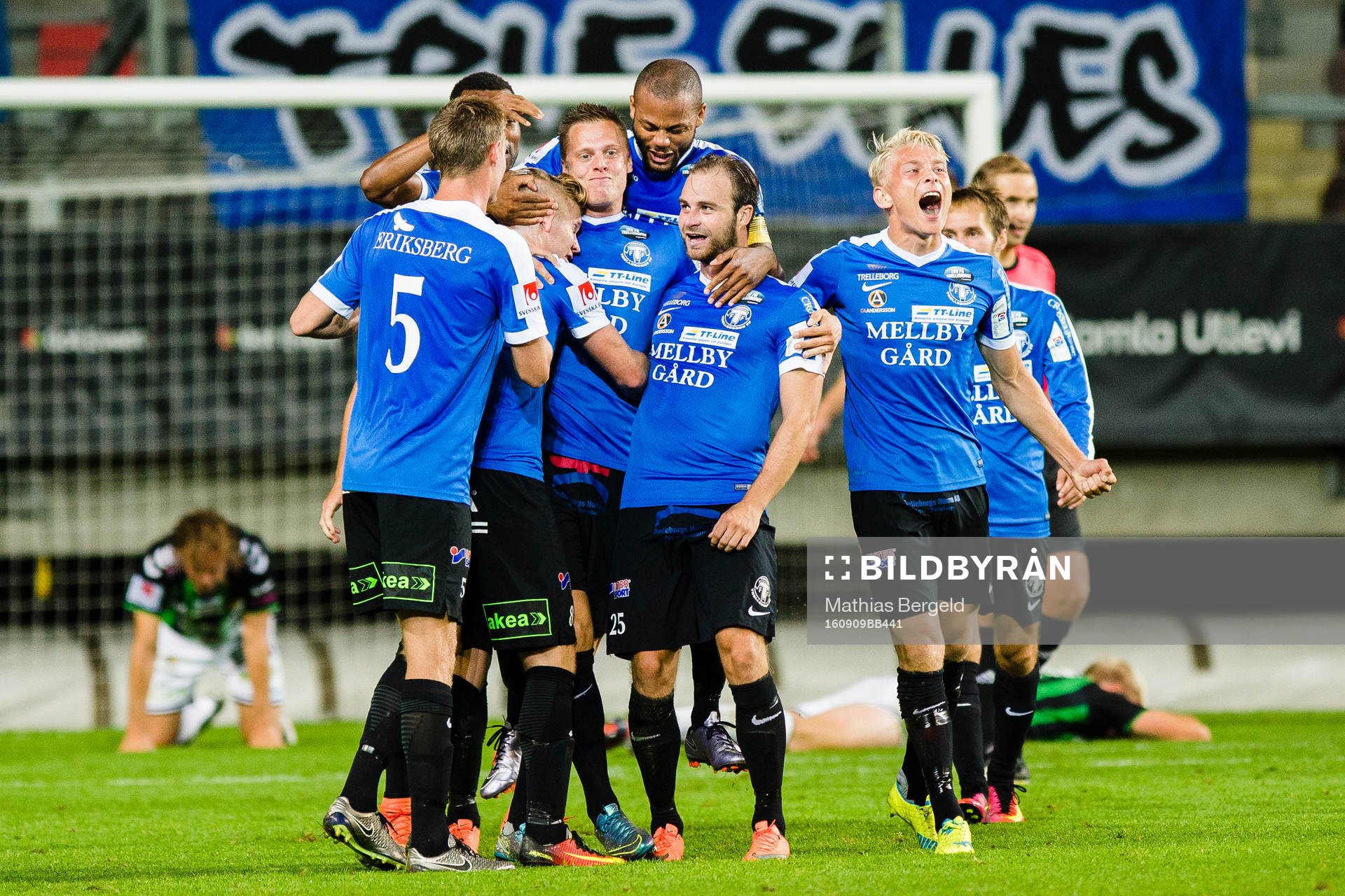 Trelleborgs Mattias Håkansson jublar med medspelare efter att han gjort 3-3 på tilläggstid under fotbollsmatchen i Superettan mellan Gais och Trelleborg den 9 september 2016 i Göteborg.