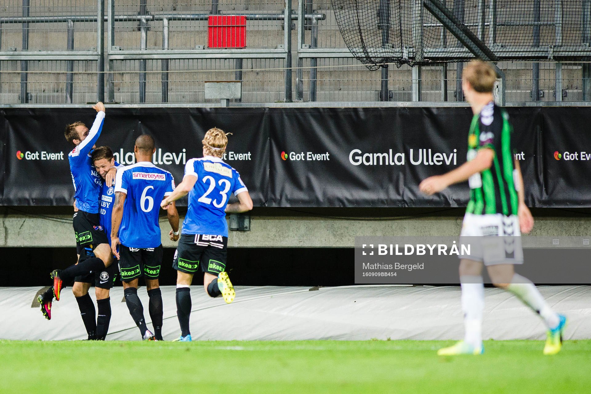 Trelleborgs Zoran Jovanovic, Salif Camara Jönsson och Freddie Brorsson jublar med målskytten till 1-2 Marcus Pode under fotbollsmatchen i Superettan mellan Gais och Trelleborg den 9 september 2016 i Göteborg.