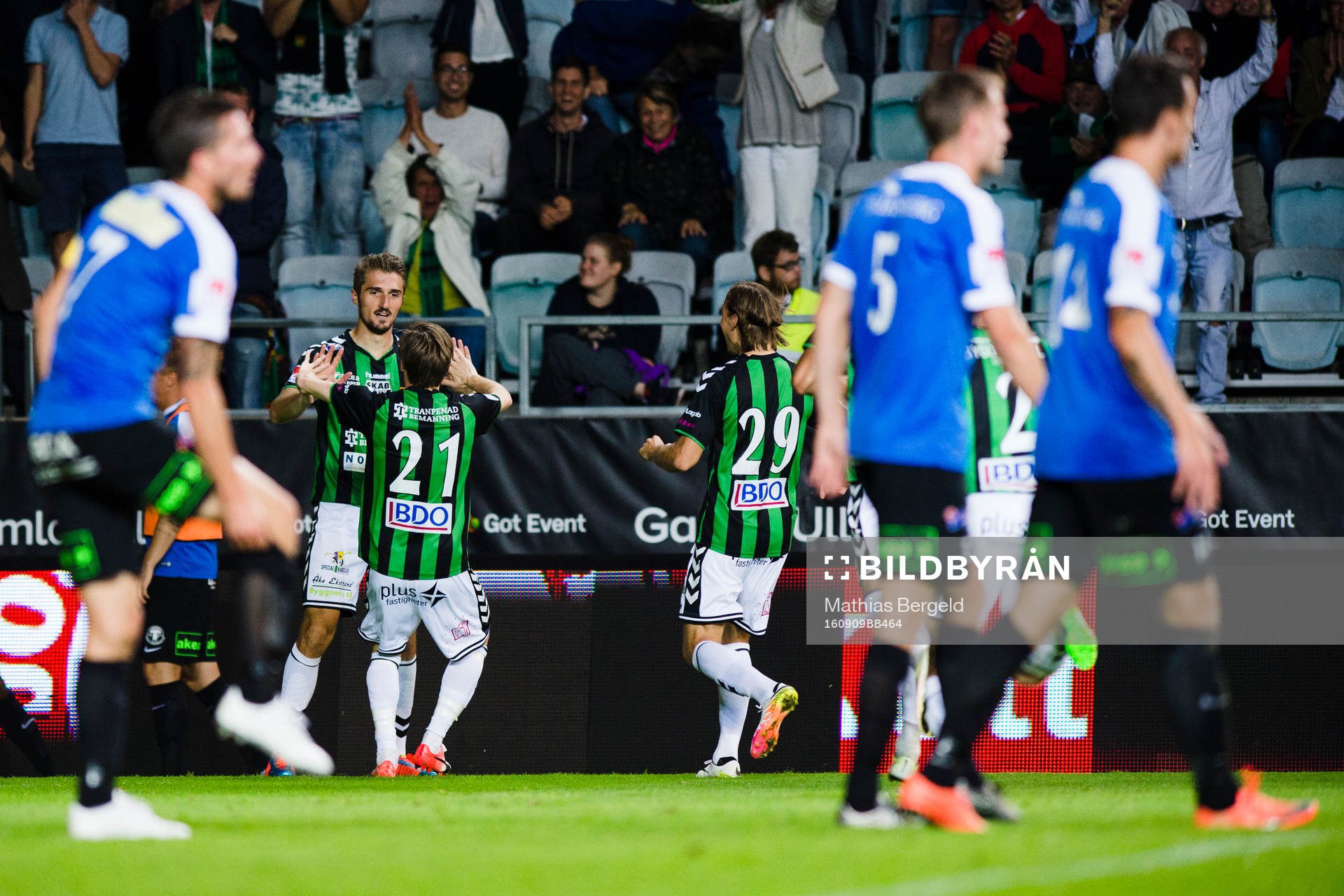 GAIS Johan Lundgren och Danny Ervik jublar med målskytten