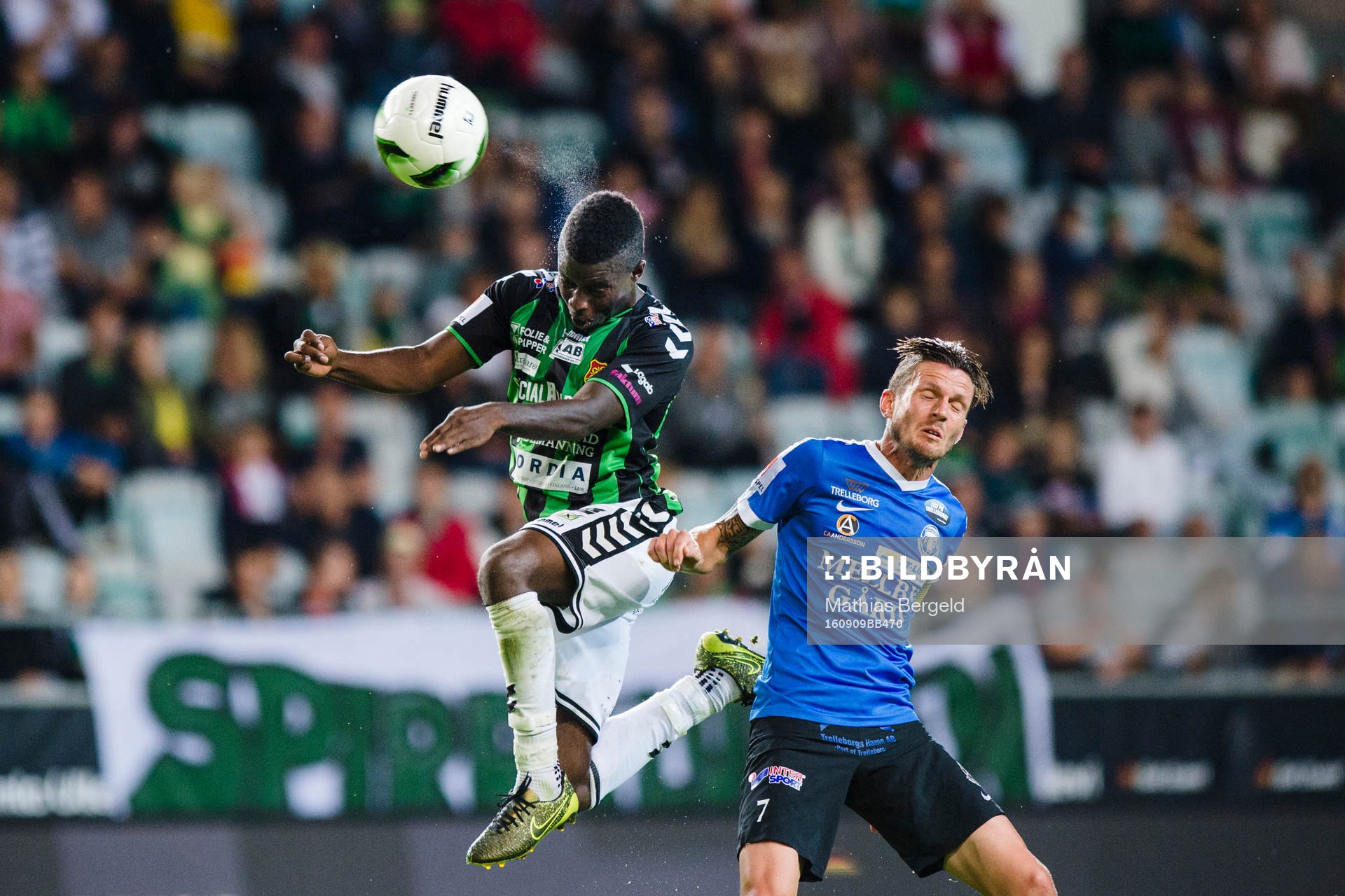 GAIS Kieron Cadogan nickar undan bollen framför
