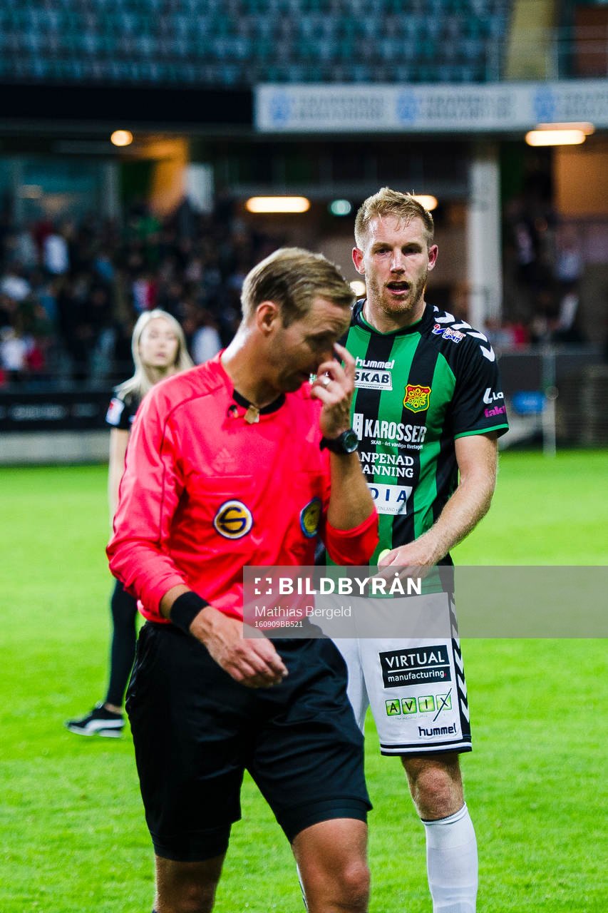 GAIS Steven Old reagerar mot domare Jim Petersson