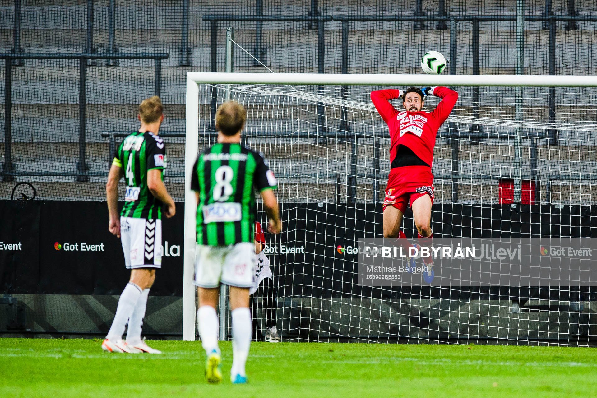 GAIS Steven Old och Craig Henderson ser målvakt Tommi