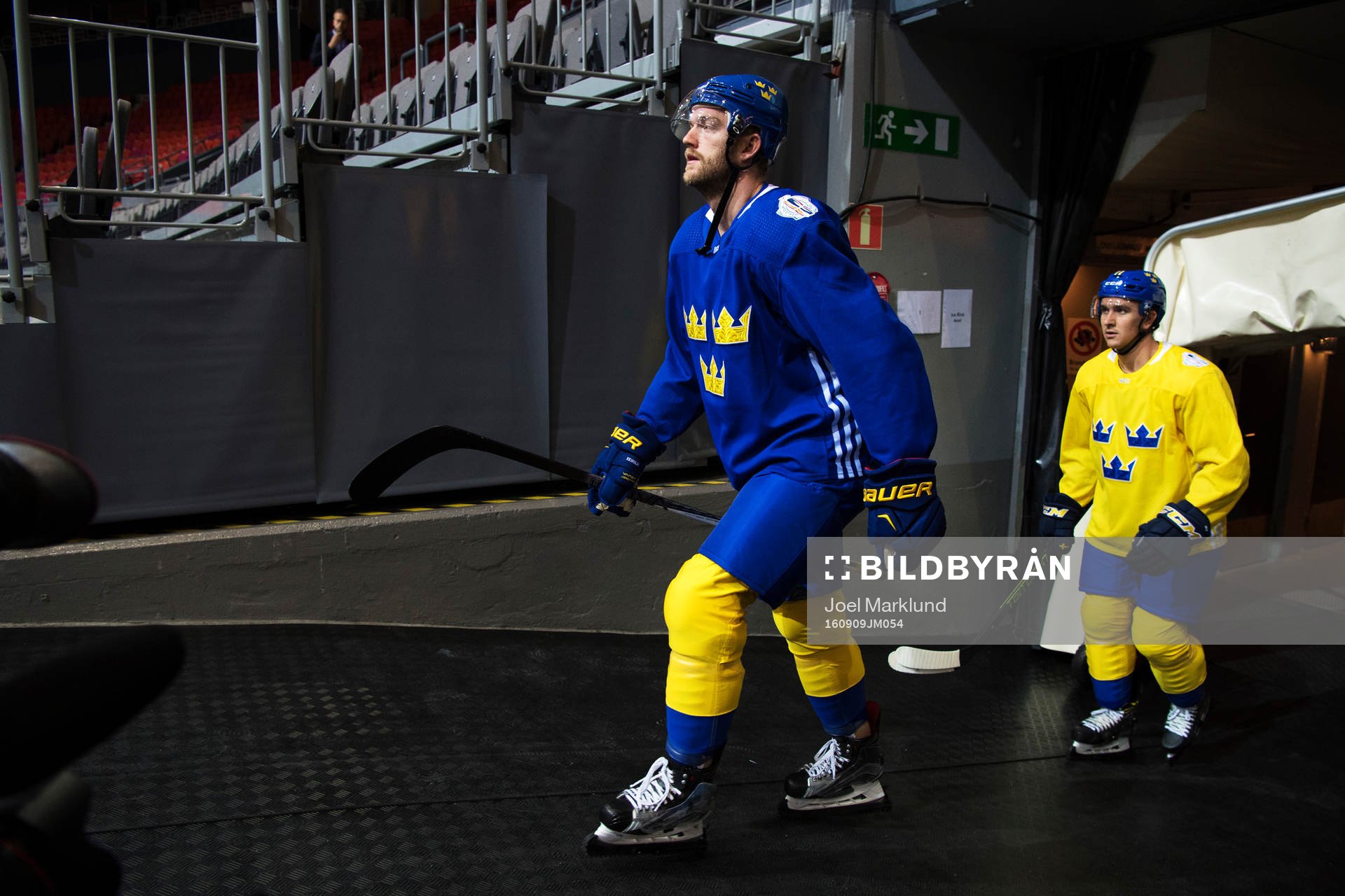 Mattias Ekholm och Mikael Backlund på väg in till