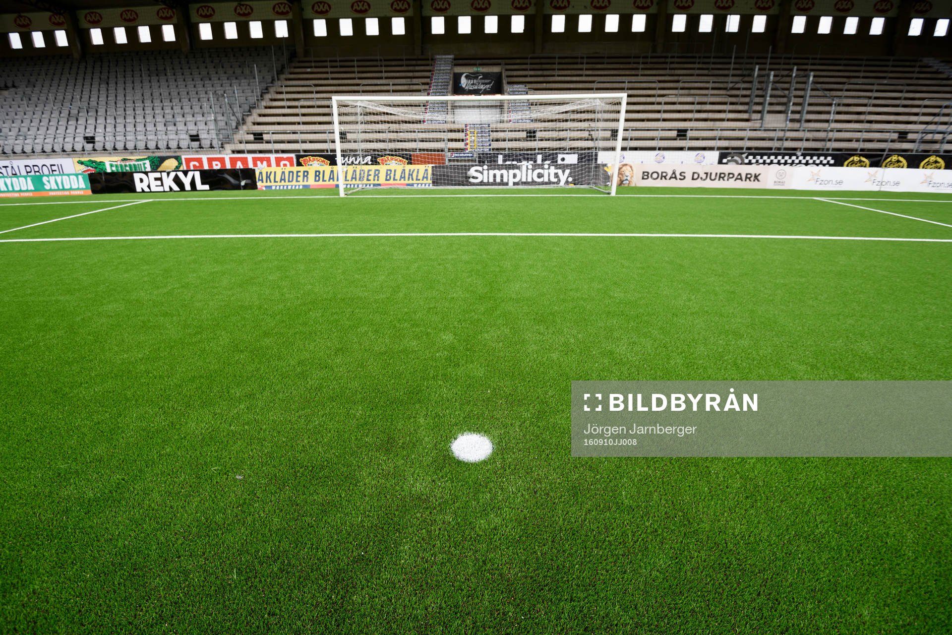 Straffpunkt och fotbollsmål på Borås arena innan
