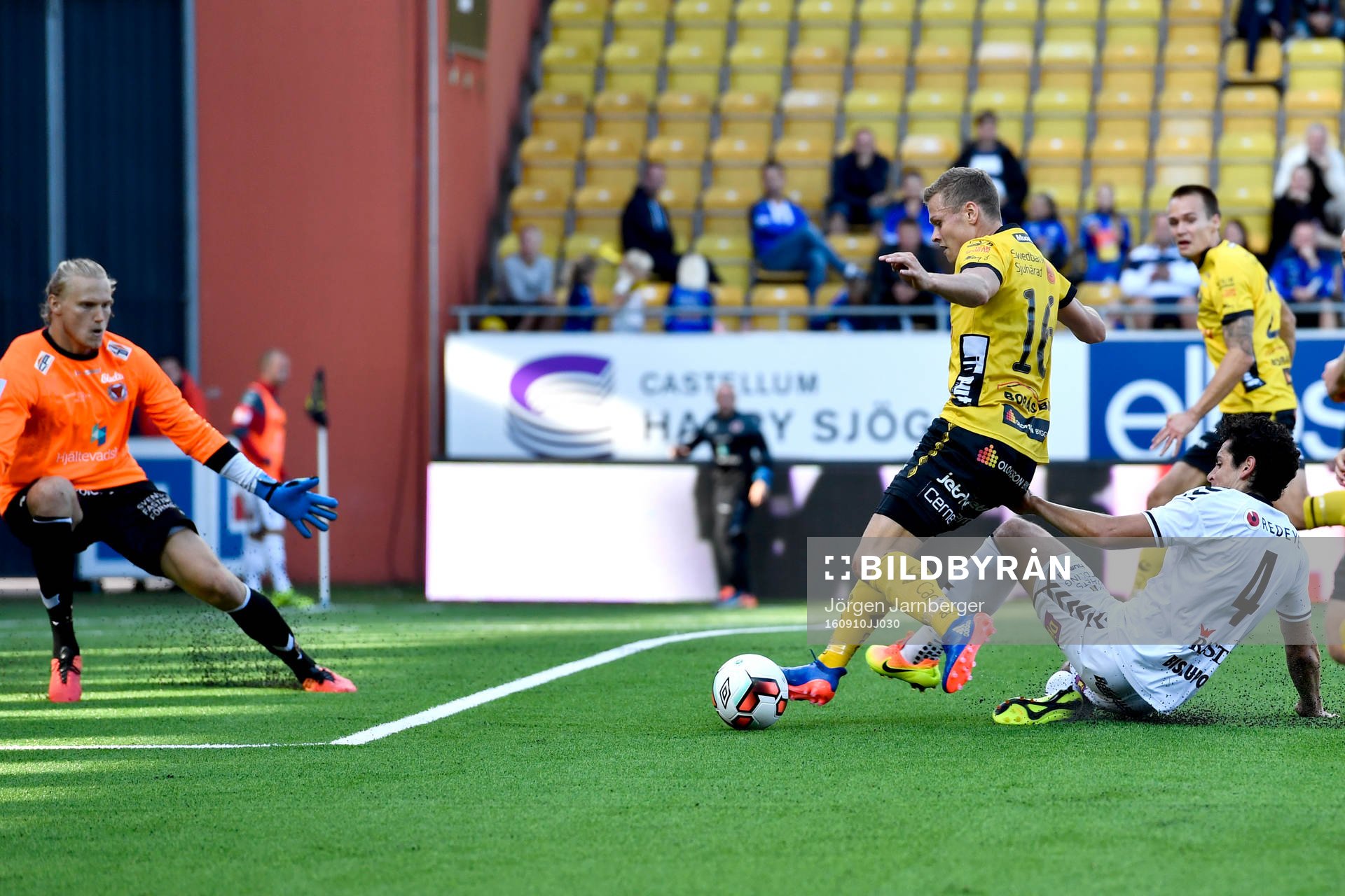 Elfsborgs Viktor Claesson mot Kalmars målvakt Ole