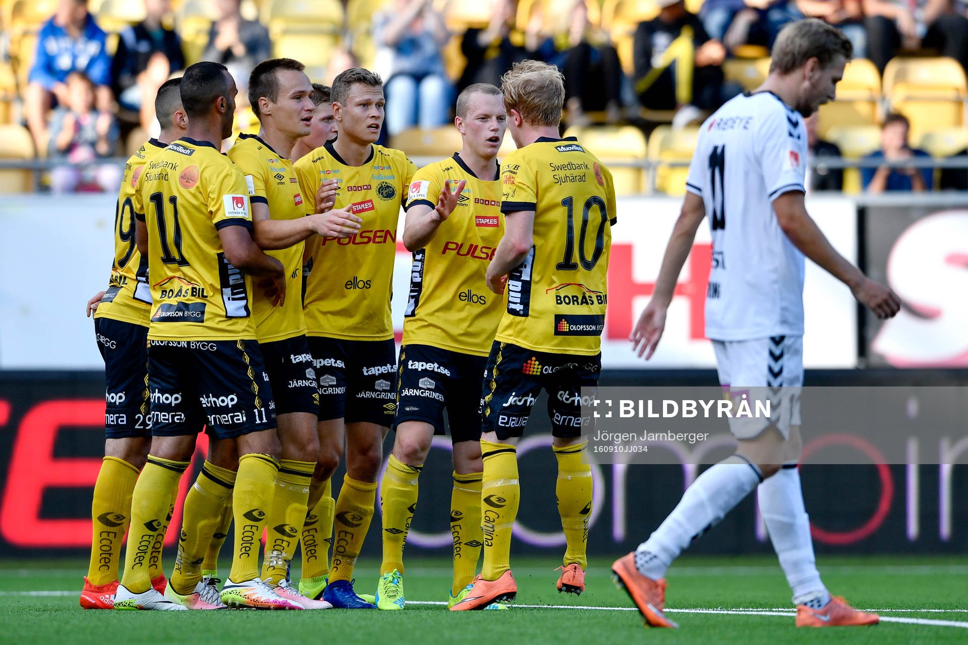 Elfsborgs Viktor Claesson jublar med lagkamrater