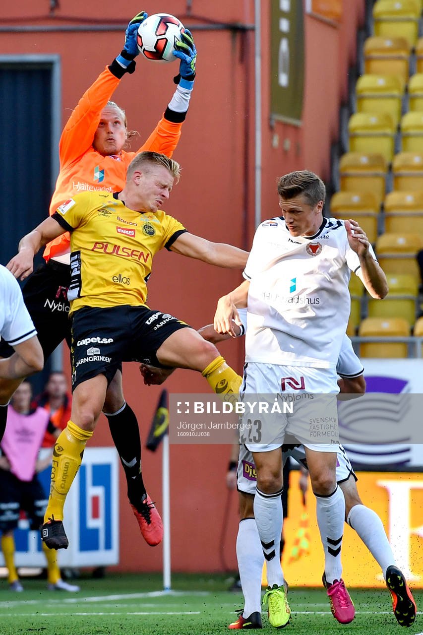 Kalmars målvakt Ole Söderberg i en duell med Elfsborgs