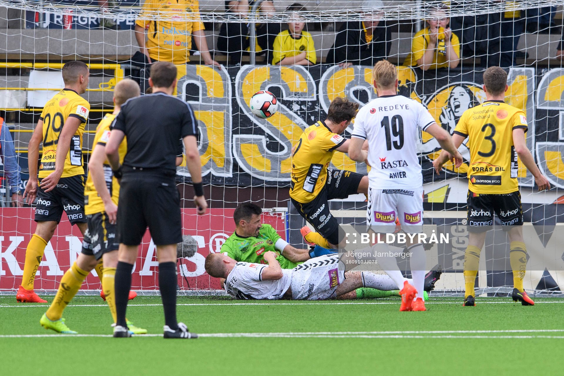 Kalmars Tobias Eriksson (liggandes) gör 0-1
