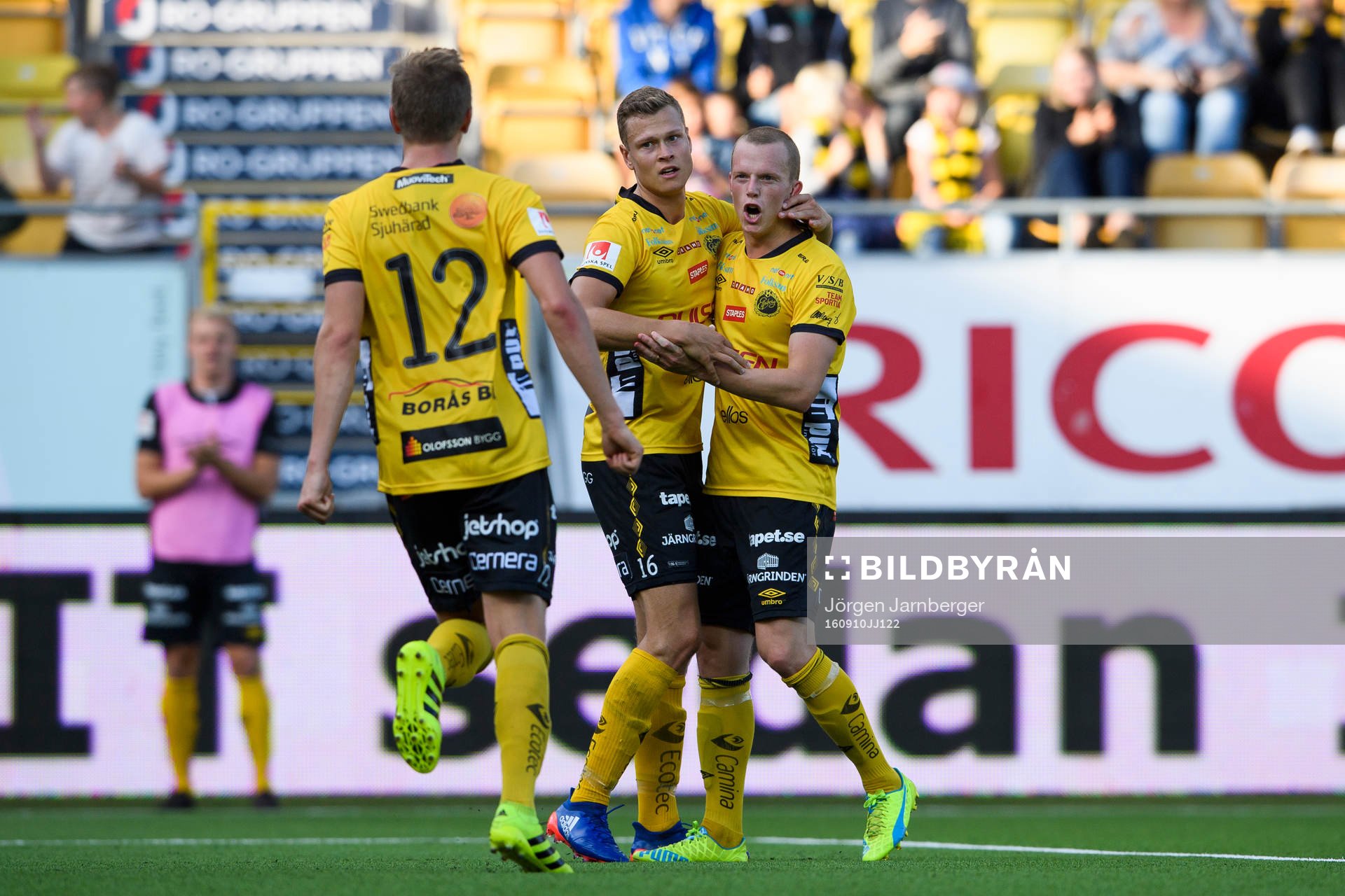 Elfsborgs Viktor Claesson (mitten) jublar tillsammans med Daniel Gustavsson och Joakim Nilsson (rygg mot kameran) efter att gjort 1-1 under fotbollsmatchen i Allsvenskan mellan Elfsborg och Kalmar den 10 september 2016 i BORÅS.