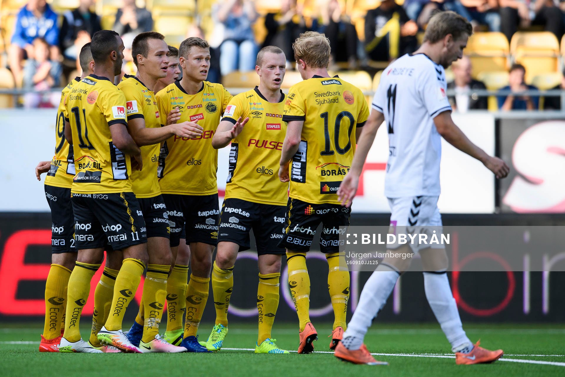 Elfsborgs Viktor Claesson (mitt i bild) jublar
