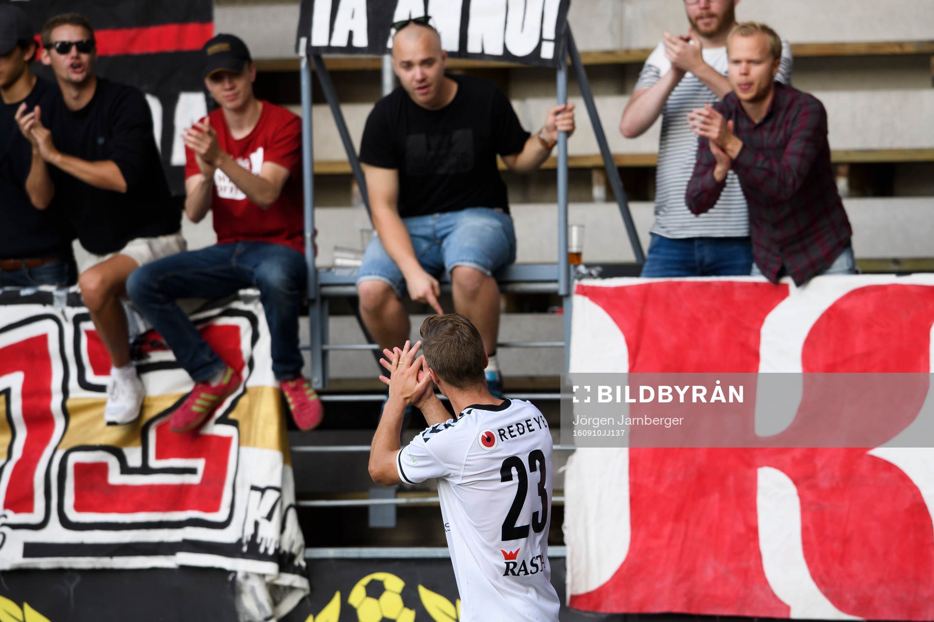 Kalmars Viktor Elm applåderar publiken