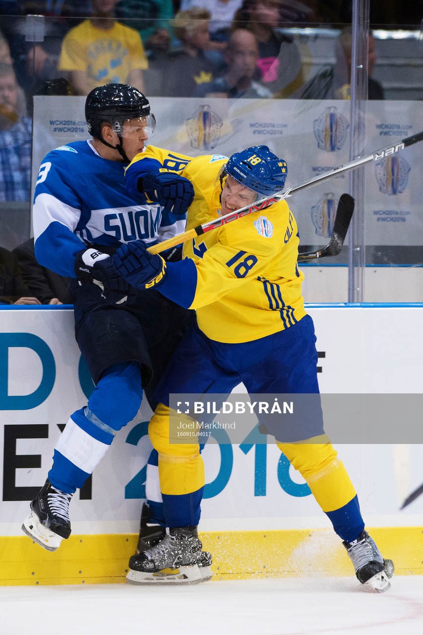 Finlands Olli Määttä blir tacklad av Sveriges Jakob