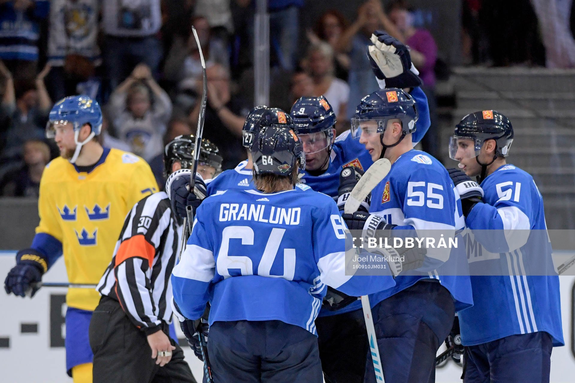 Finlands Rasmus Ristolainen jublar med lagkamrater