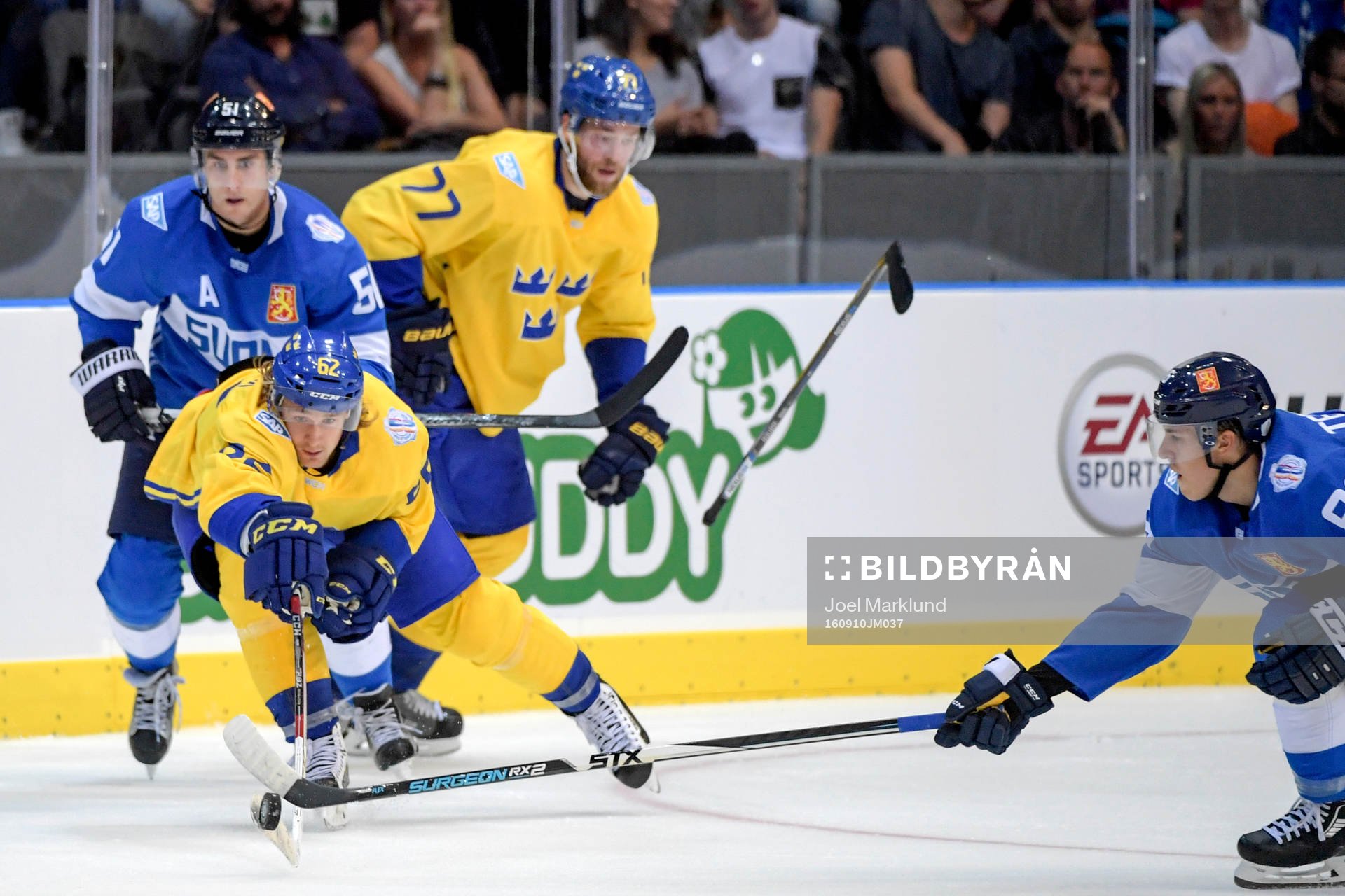Sveriges Carl Hagelin slänger sig