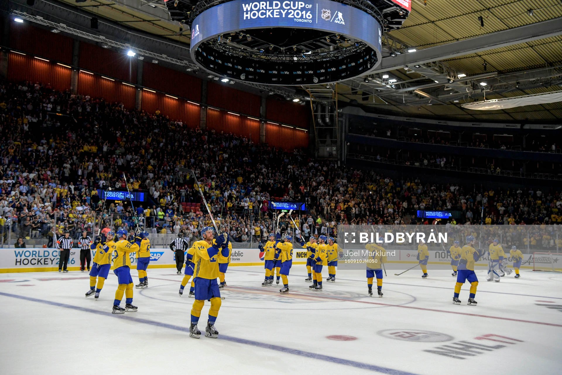 Sveriges spelare tackar publiken