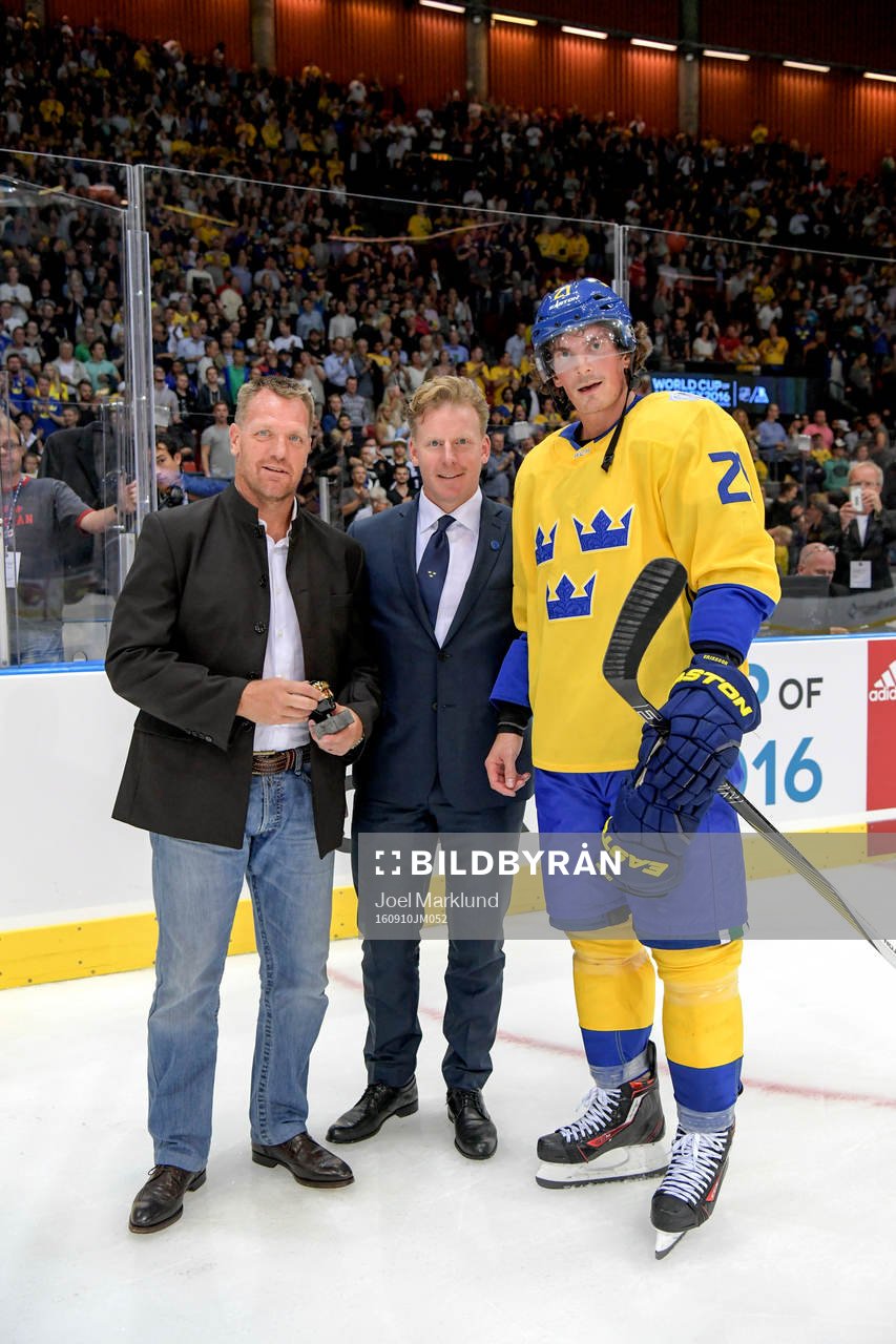 Calle Johansson och Daniel Alfredsson delar ut priset till