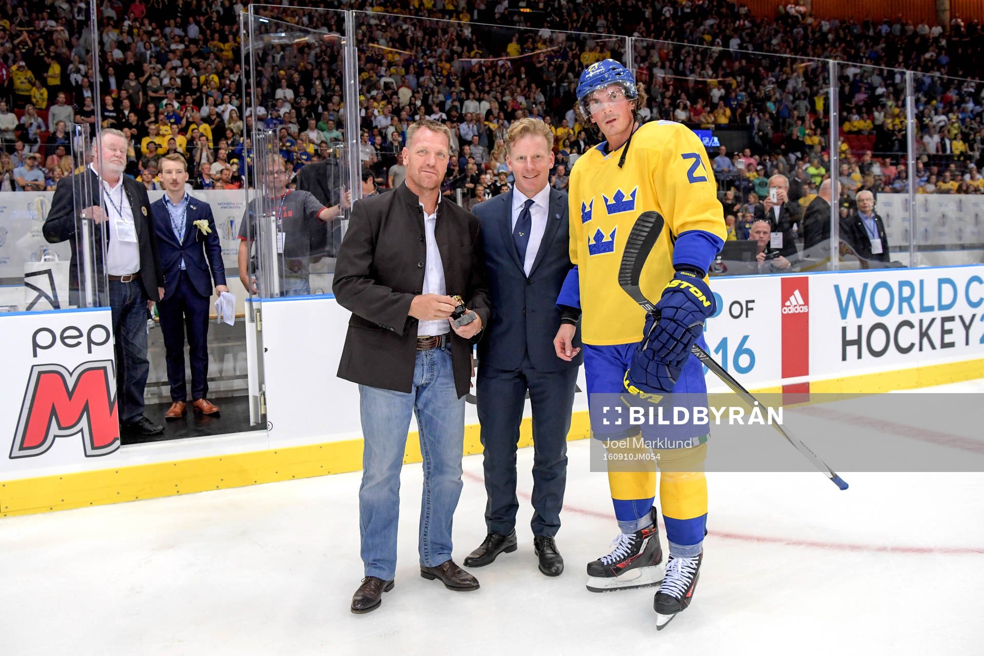 Calle Johansson och Daniel Alfredsson delar ut priset till