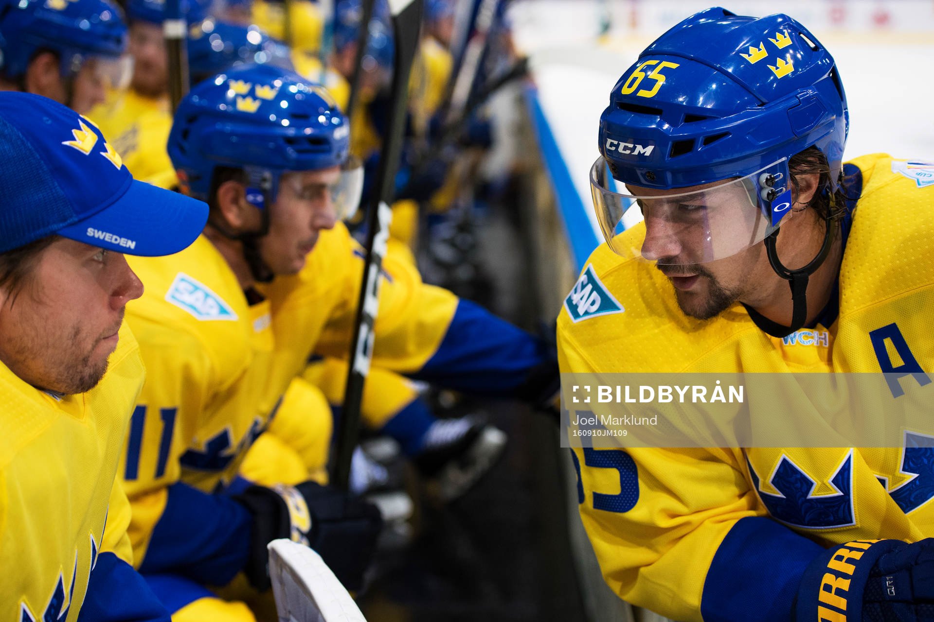 Sveriges målvakt Jacob Markström pratar med Erik Karlsson