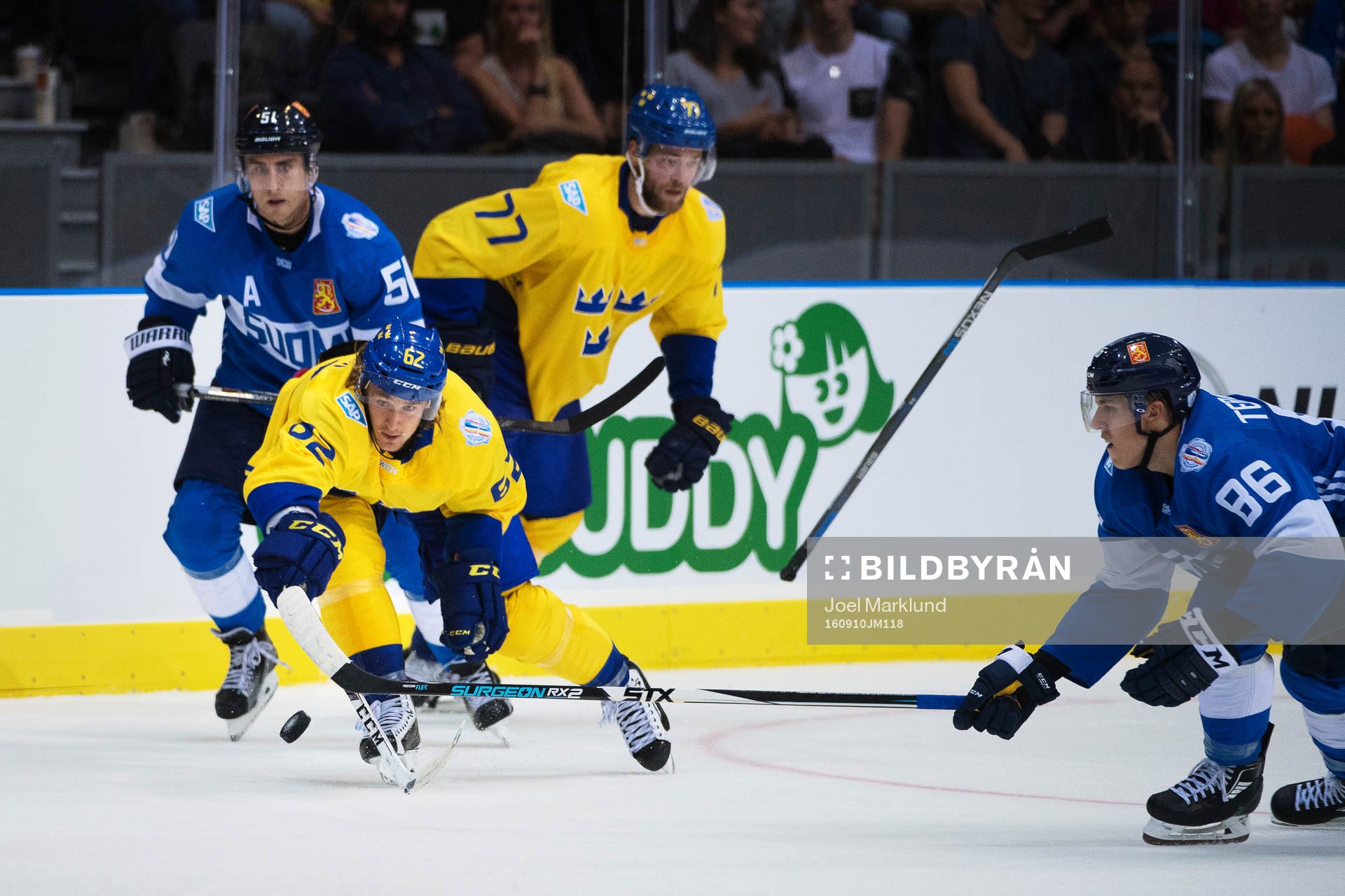 Sveriges Carl Hagelin och Victor Hedman utmanas av Finlands
