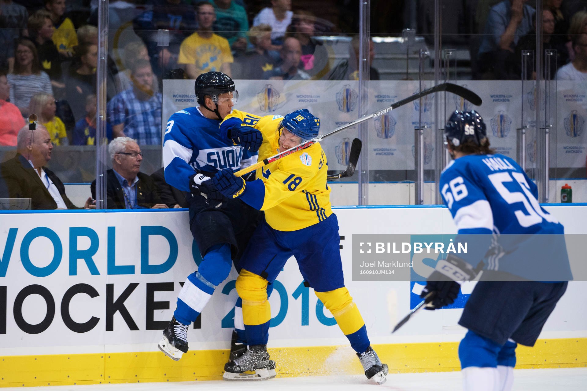 Finlands Olli Määttä tacklas av Sveriges Jakob