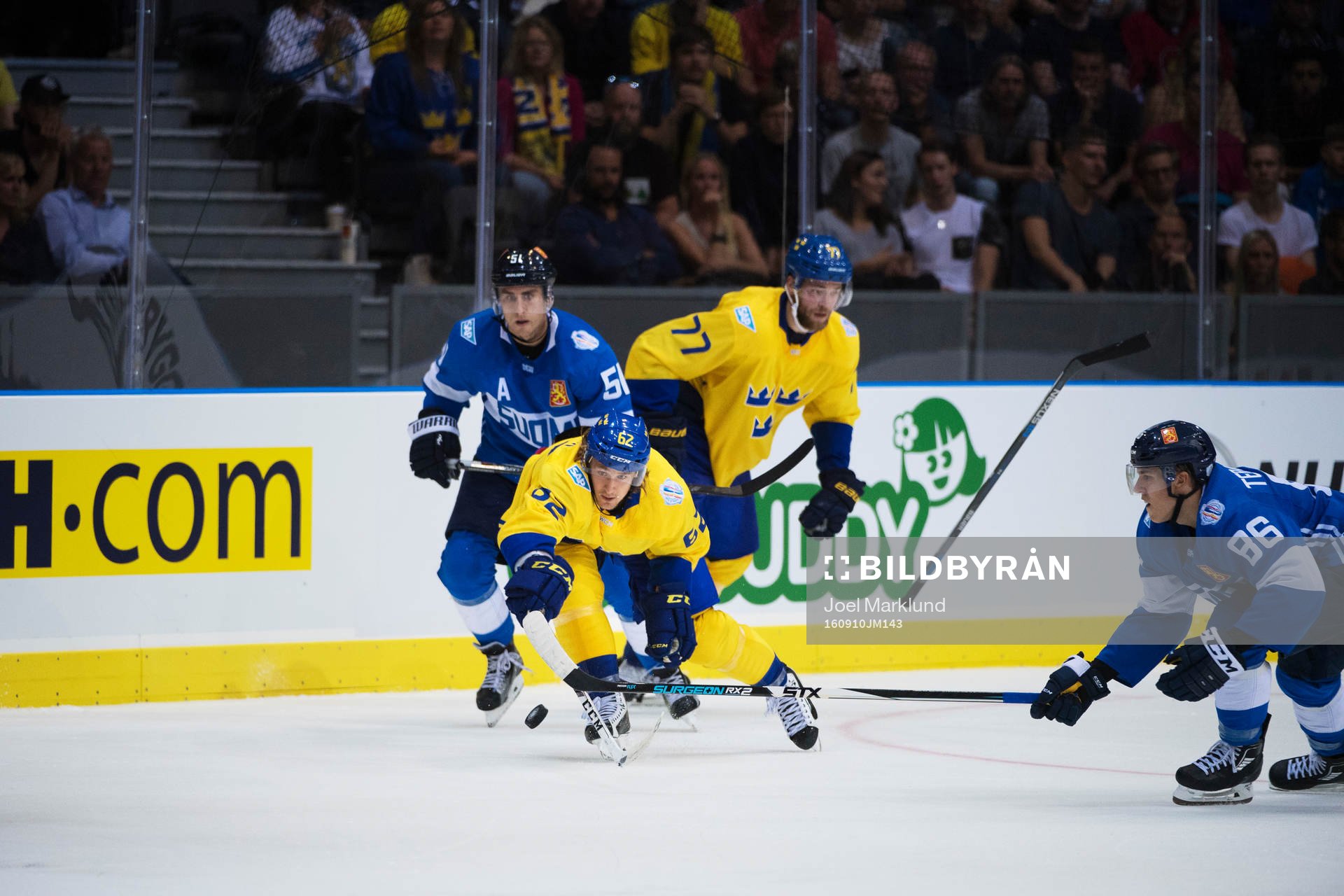 Finlands Valtteri Filppula och Teuvo Teräväinen utmanas