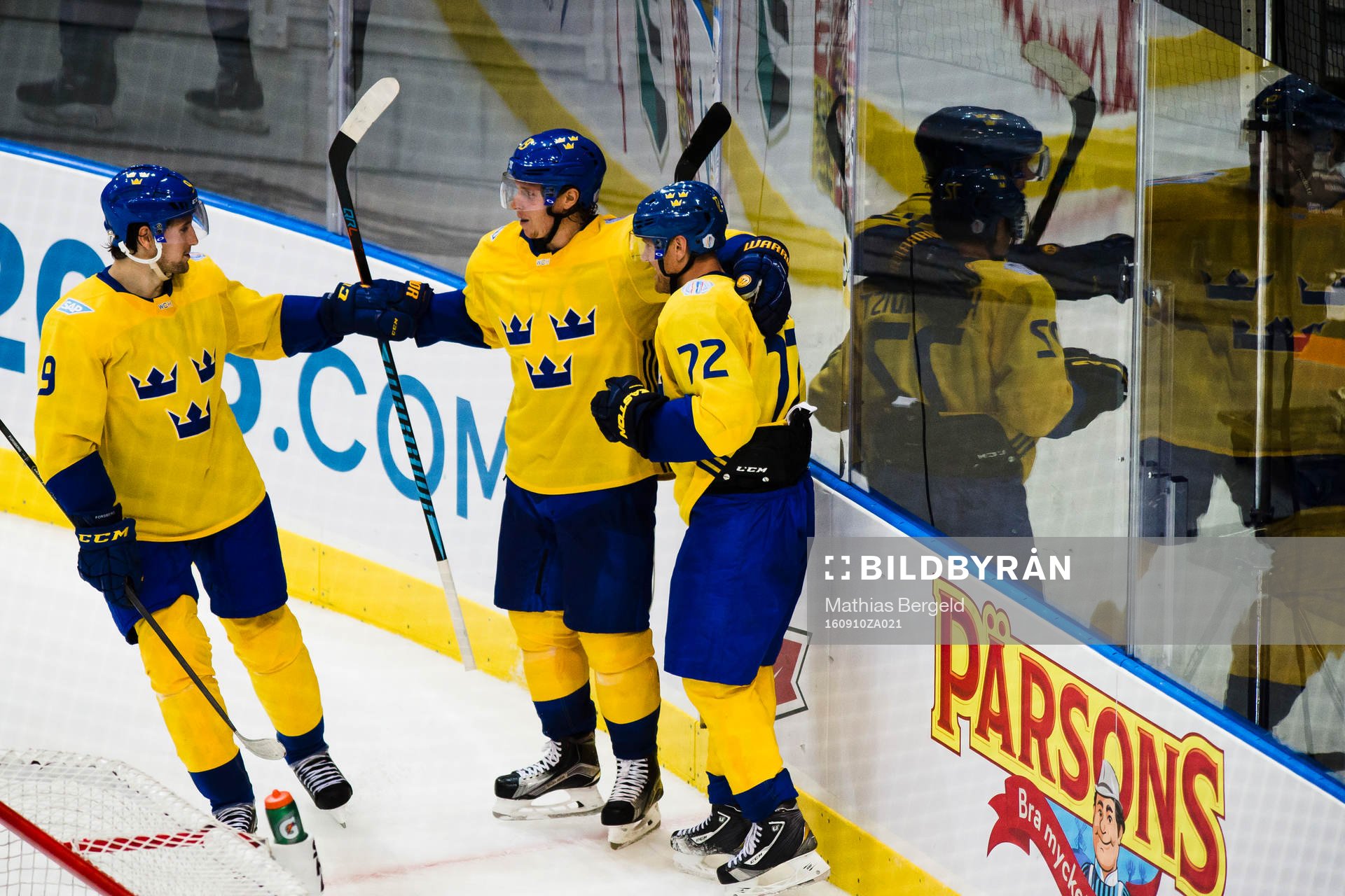 Sveriges Filip Forsberg och Nicklas Bäckström jublar med