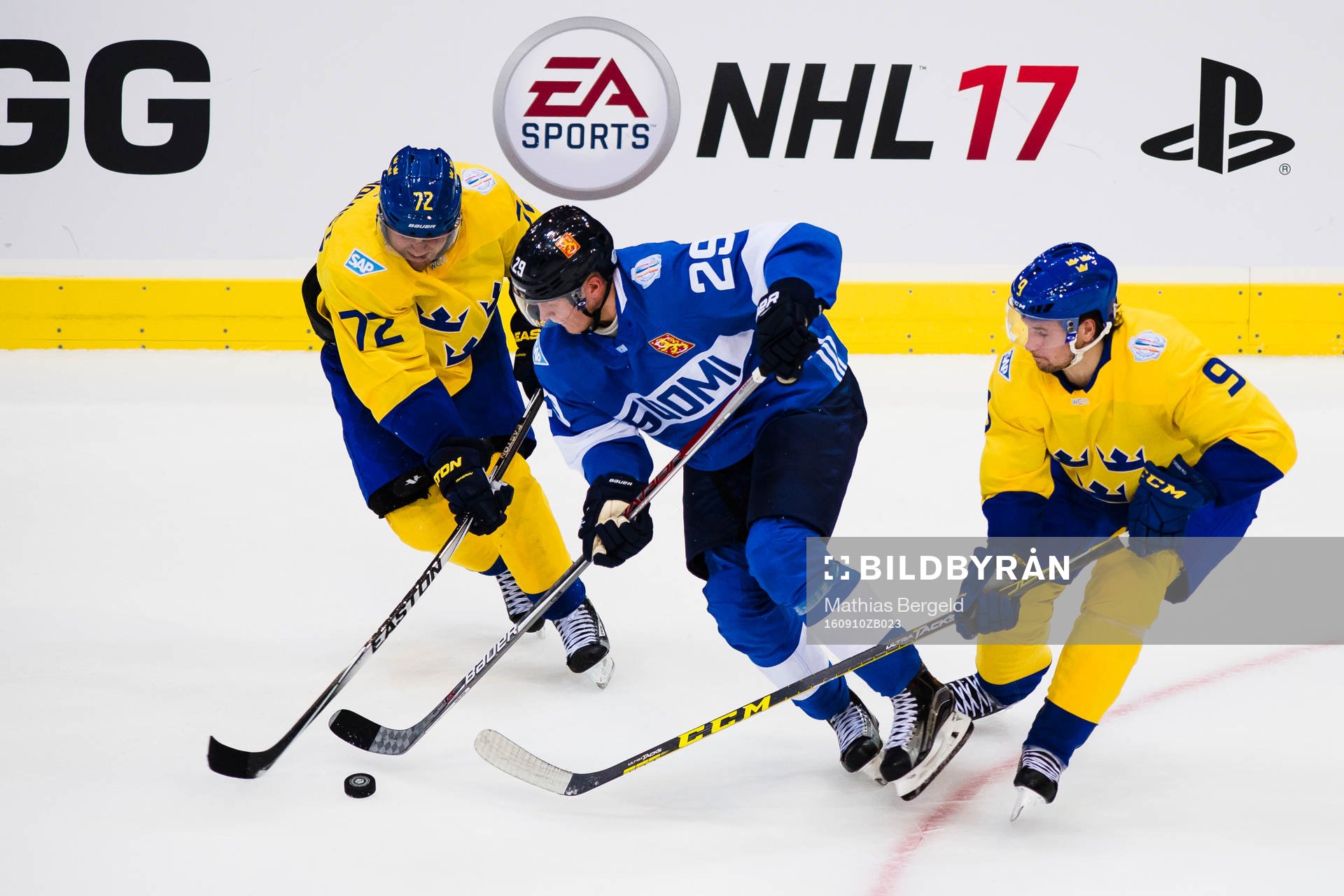 Sveriges Patric Hörnqvist och Filip Forsberg försvarar