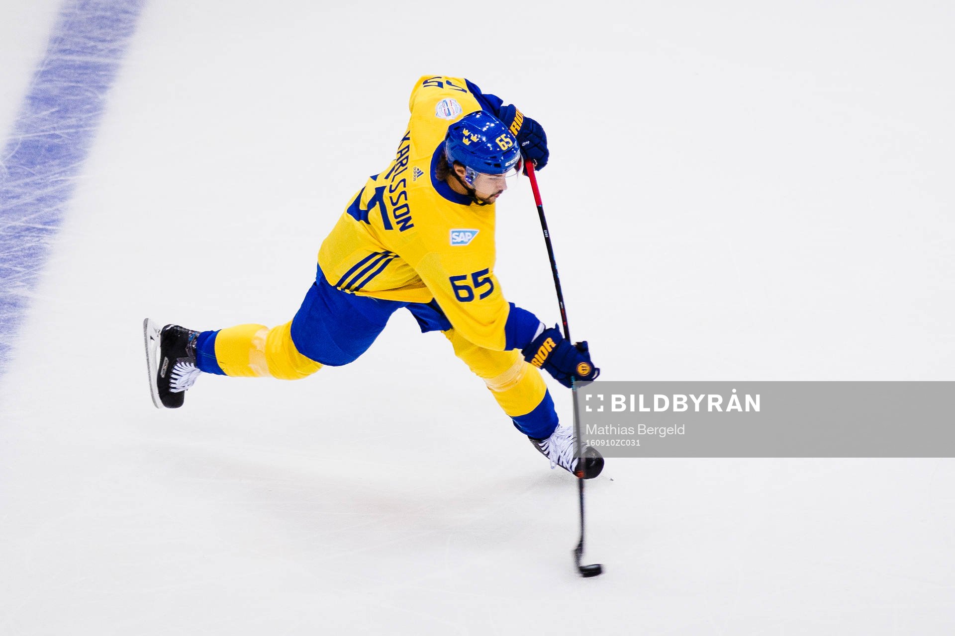 Sveriges Erik Karlsson skjuter