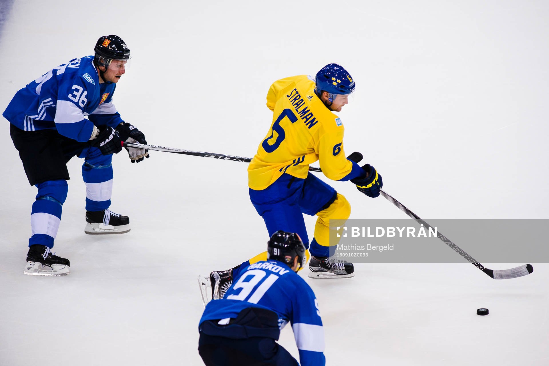 Finlands Jussi Jokinen och Aleksander Barkov jagar Sveriges