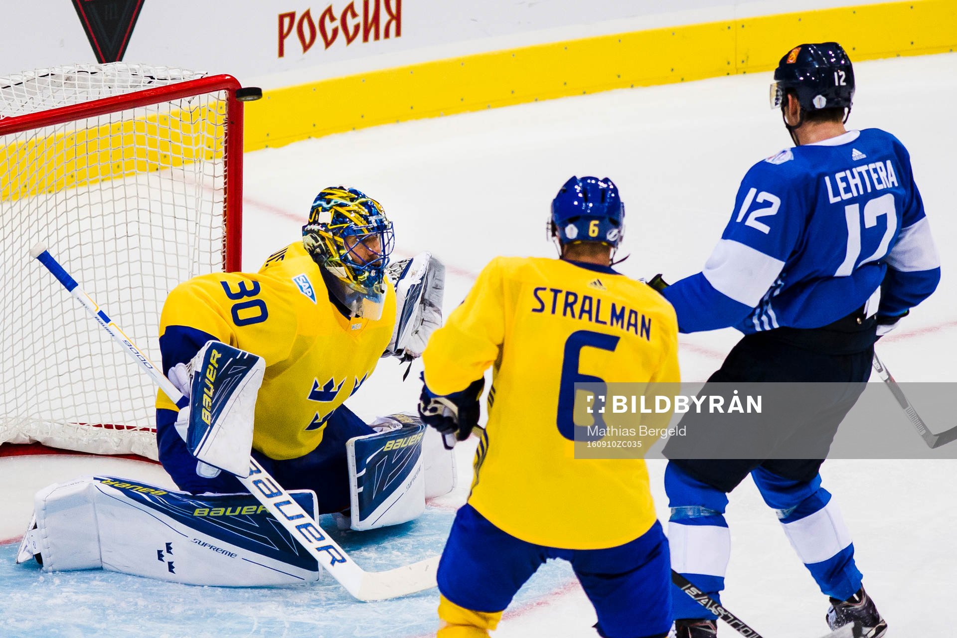 Sveriges Anton Strålman och Jori Lehterä ser pucken ta i