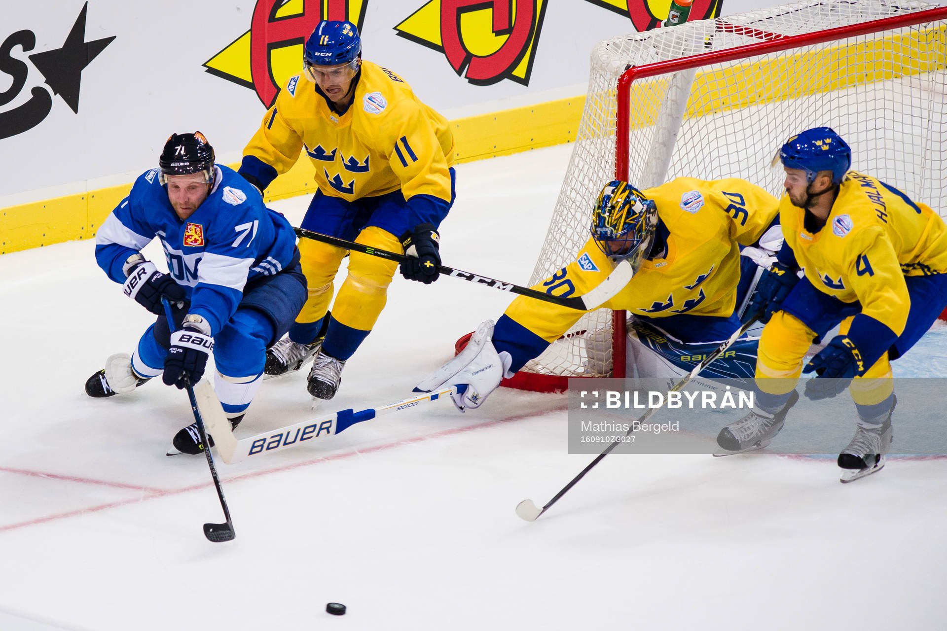 Sveriges Mikael Backlund, målvakt Henrik Lundqvist och
